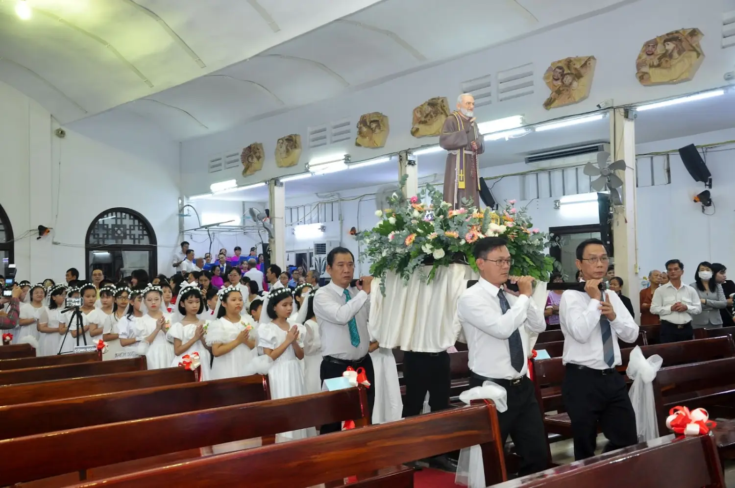 Thánh Tích Thánh Piô Năm dấu đến với Giáo xứ Thánh Martino de Porres – hạt Gia Định