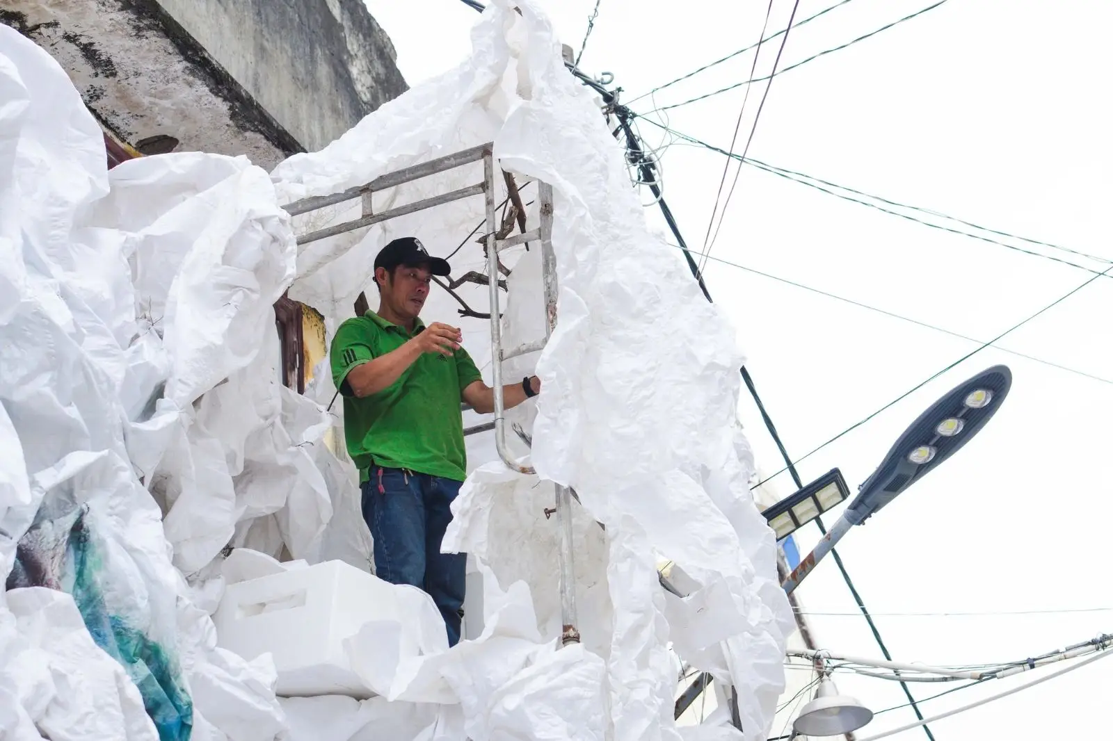 Ban Hành Giáo trang hoàng nhà thờ chuẩn bị đón Giáng Sinh 12 Ban Hành Giáo trang hoàng nhà thờ chuẩn bị đón Giáng Sinh - ảnh 11