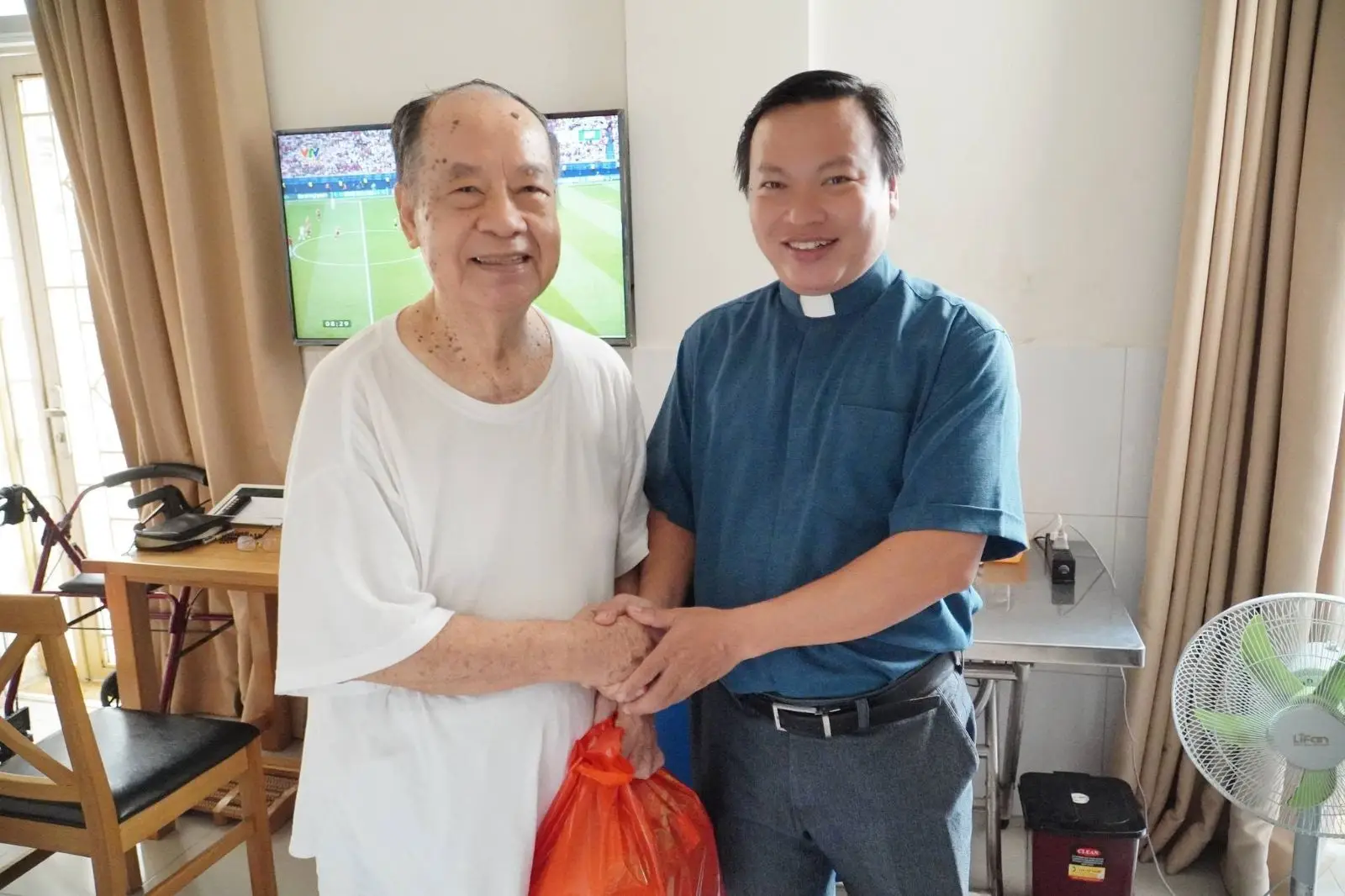 Ban Thường Vụ thăm và tặng quà 16 Cha hưu dưỡng ngày 22.06.2024 11 Ban Thường Vụ thăm và tặng quà 16 Cha hưu dưỡng ngày 22.06.2024 - ảnh 10