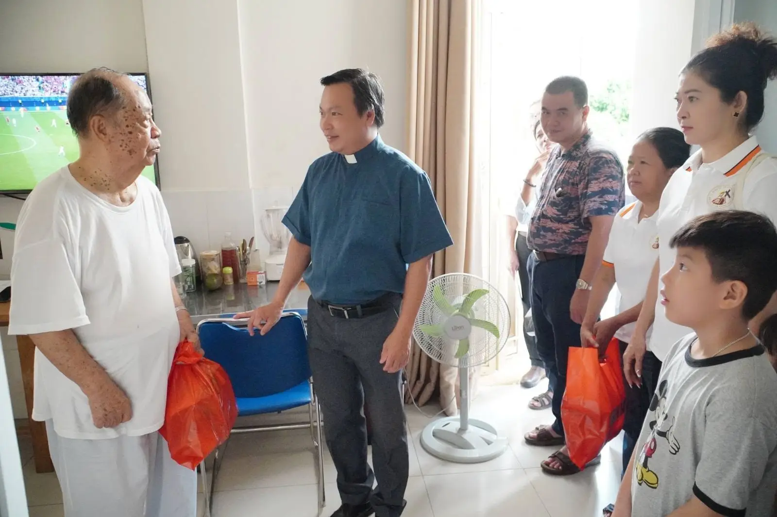Ban Thường Vụ thăm và tặng quà 16 Cha hưu dưỡng ngày 22.06.2024 12 Ban Thường Vụ thăm và tặng quà 16 Cha hưu dưỡng ngày 22.06.2024 - ảnh 11