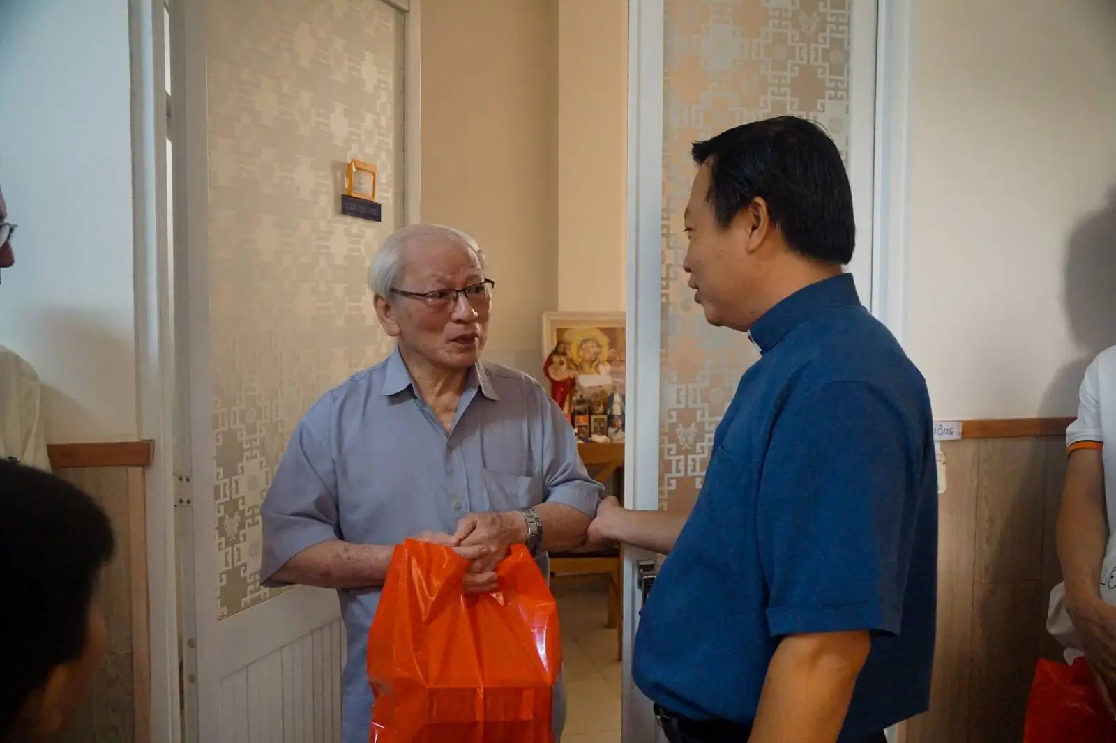 Ban Thường Vụ thăm và tặng quà 16 Cha hưu dưỡng ngày 22.06.2024 14 Ban Thường Vụ thăm và tặng quà 16 Cha hưu dưỡng ngày 22.06.2024 - ảnh 13