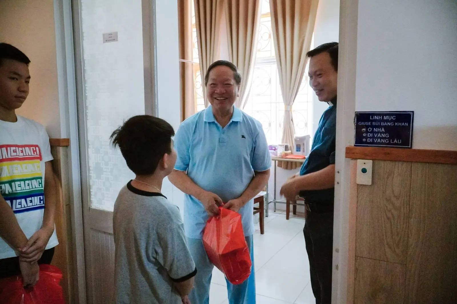 Ban Thường Vụ thăm và tặng quà 16 Cha hưu dưỡng ngày 22.06.2024 17 Ban Thường Vụ thăm và tặng quà 16 Cha hưu dưỡng ngày 22.06.2024 - ảnh 16