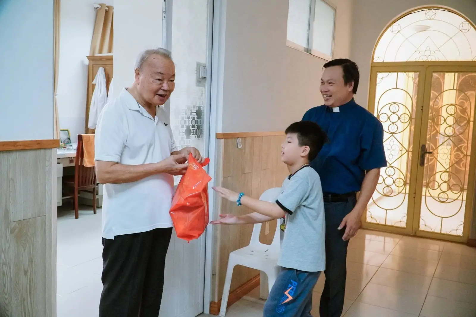 Ban Thường Vụ thăm và tặng quà 16 Cha hưu dưỡng ngày 22.06.2024 25 Ban Thường Vụ thăm và tặng quà 16 Cha hưu dưỡng ngày 22.06.2024 - ảnh 24