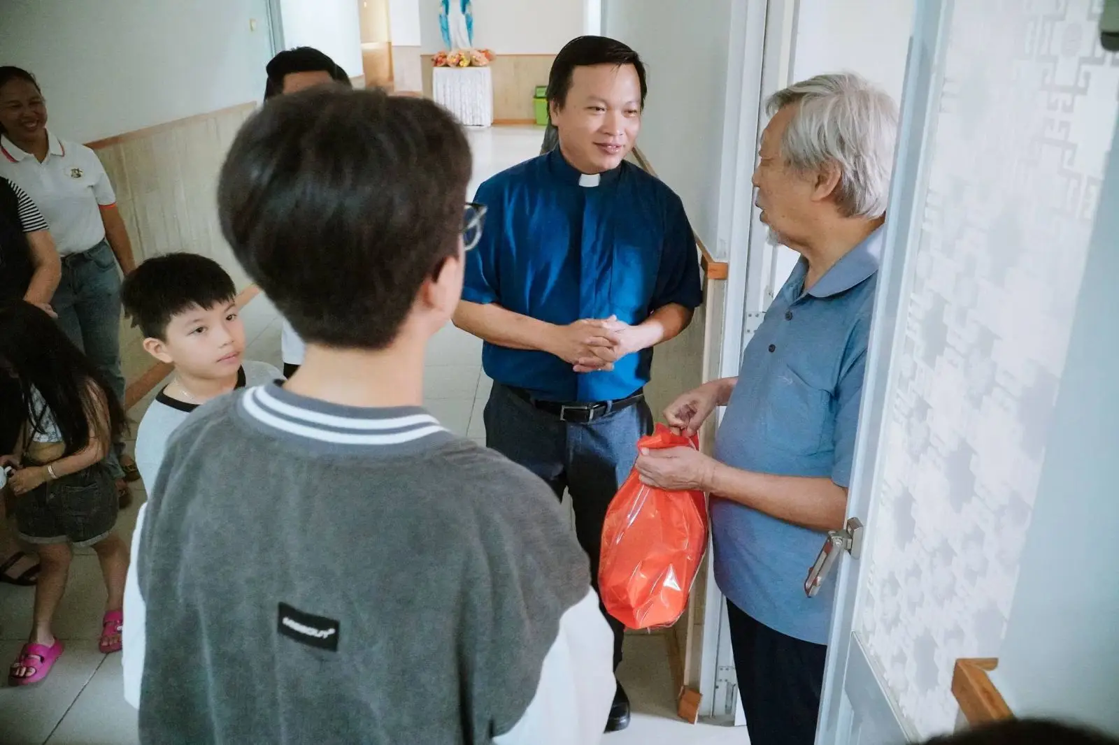 Ban Thường Vụ thăm và tặng quà 16 Cha hưu dưỡng ngày 22.06.2024 35 Ban Thường Vụ thăm và tặng quà 16 Cha hưu dưỡng ngày 22.06.2024 - ảnh 34