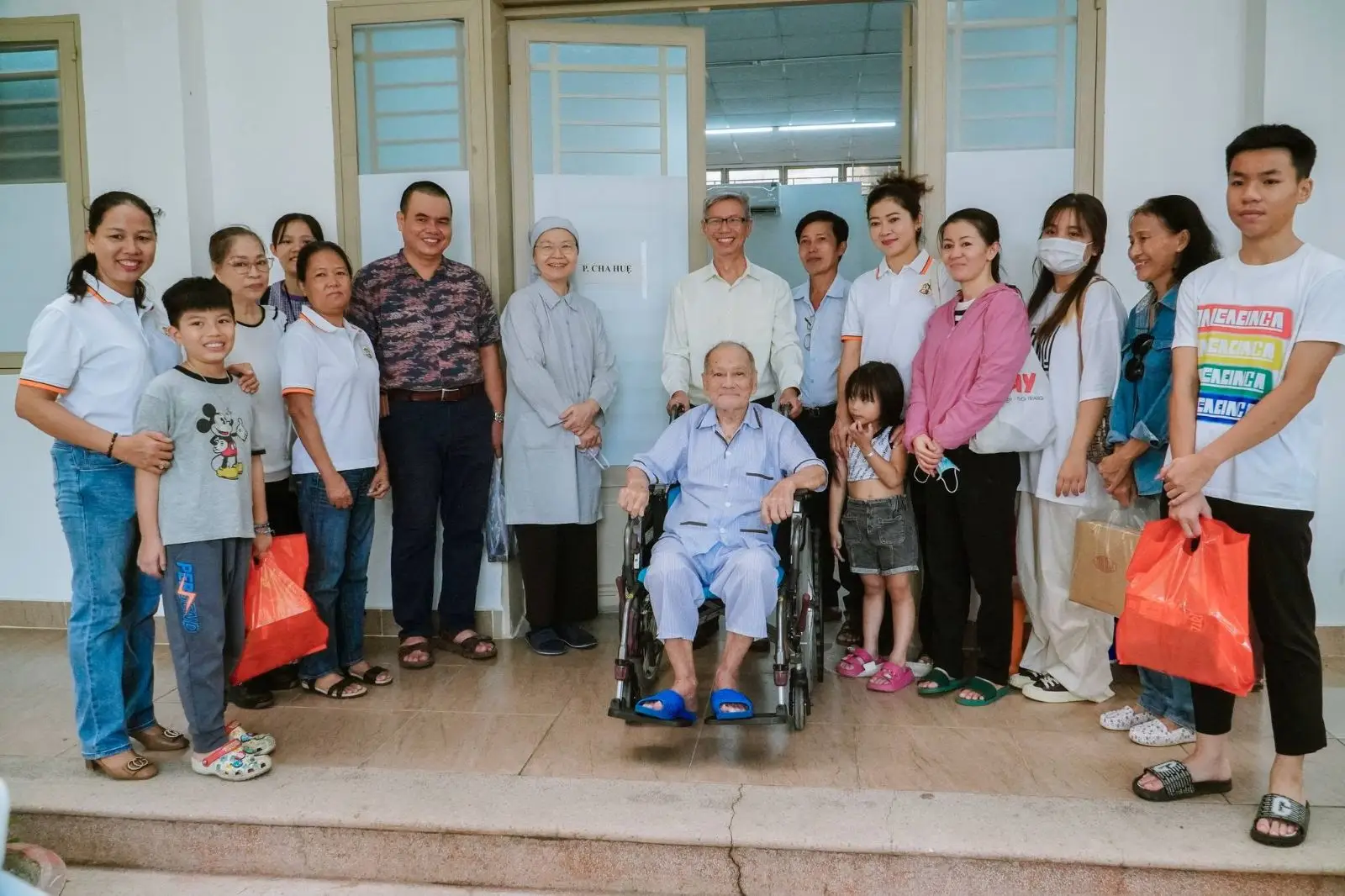 Ban Thường Vụ thăm và tặng quà 16 Cha hưu dưỡng ngày 22.06.2024 47 Ban Thường Vụ thăm và tặng quà 16 Cha hưu dưỡng ngày 22.06.2024 - ảnh 46