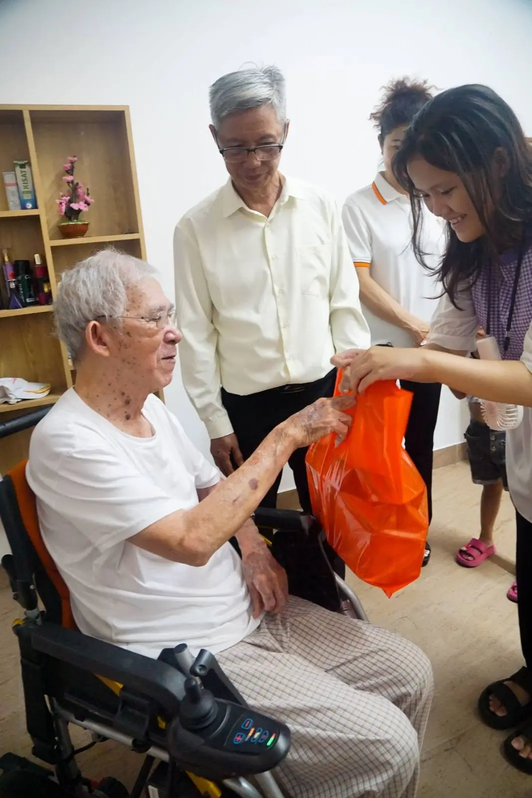 Ban Thường Vụ thăm và tặng quà 16 Cha hưu dưỡng ngày 22.06.2024 63 Ban Thường Vụ thăm và tặng quà 16 Cha hưu dưỡng ngày 22.06.2024 - ảnh 62