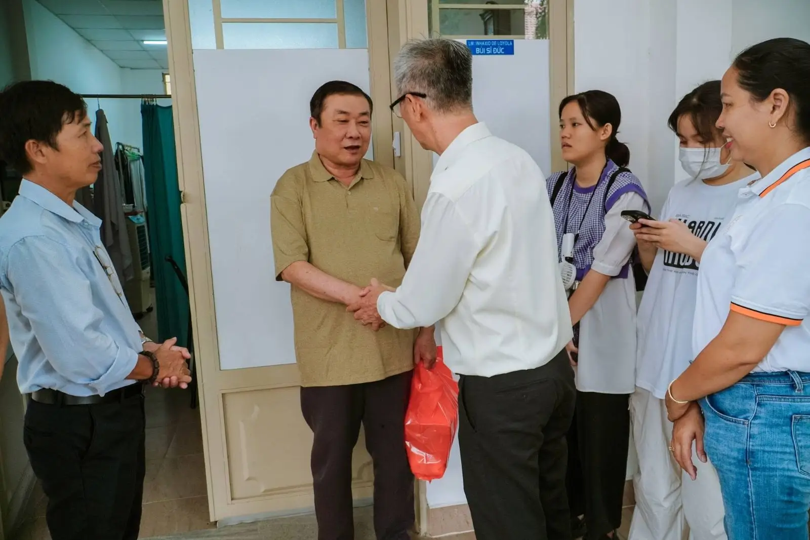 Ban Thường Vụ thăm và tặng quà 16 Cha hưu dưỡng ngày 22.06.2024 69 Ban Thường Vụ thăm và tặng quà 16 Cha hưu dưỡng ngày 22.06.2024 - ảnh 68