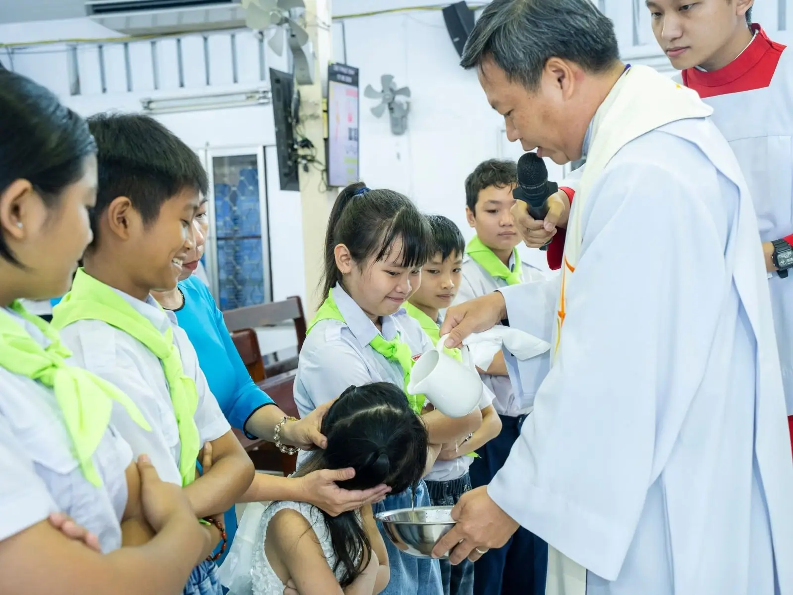 Bế giảng năm học giáo lý và đón 6 thành viên mới gia nhập Ngôi nhà Thiếu Nhi 17 Bế giảng năm học giáo lý và đón 6 thành viên mới gia nhập Ngôi nhà Thiếu Nhi - ảnh 16