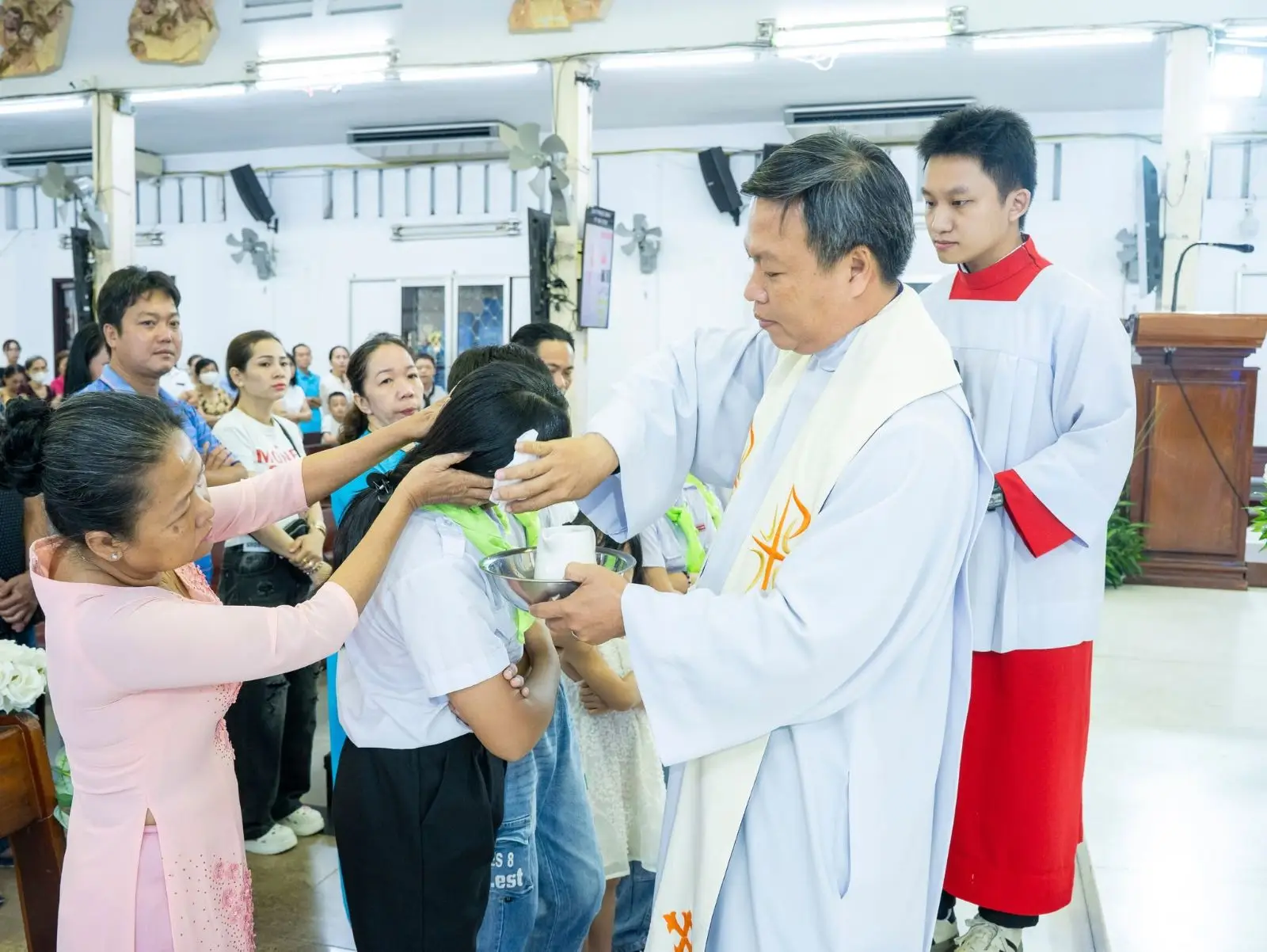 Bế giảng năm học giáo lý và đón 6 thành viên mới gia nhập Ngôi nhà Thiếu Nhi 18 Bế giảng năm học giáo lý và đón 6 thành viên mới gia nhập Ngôi nhà Thiếu Nhi - ảnh 17
