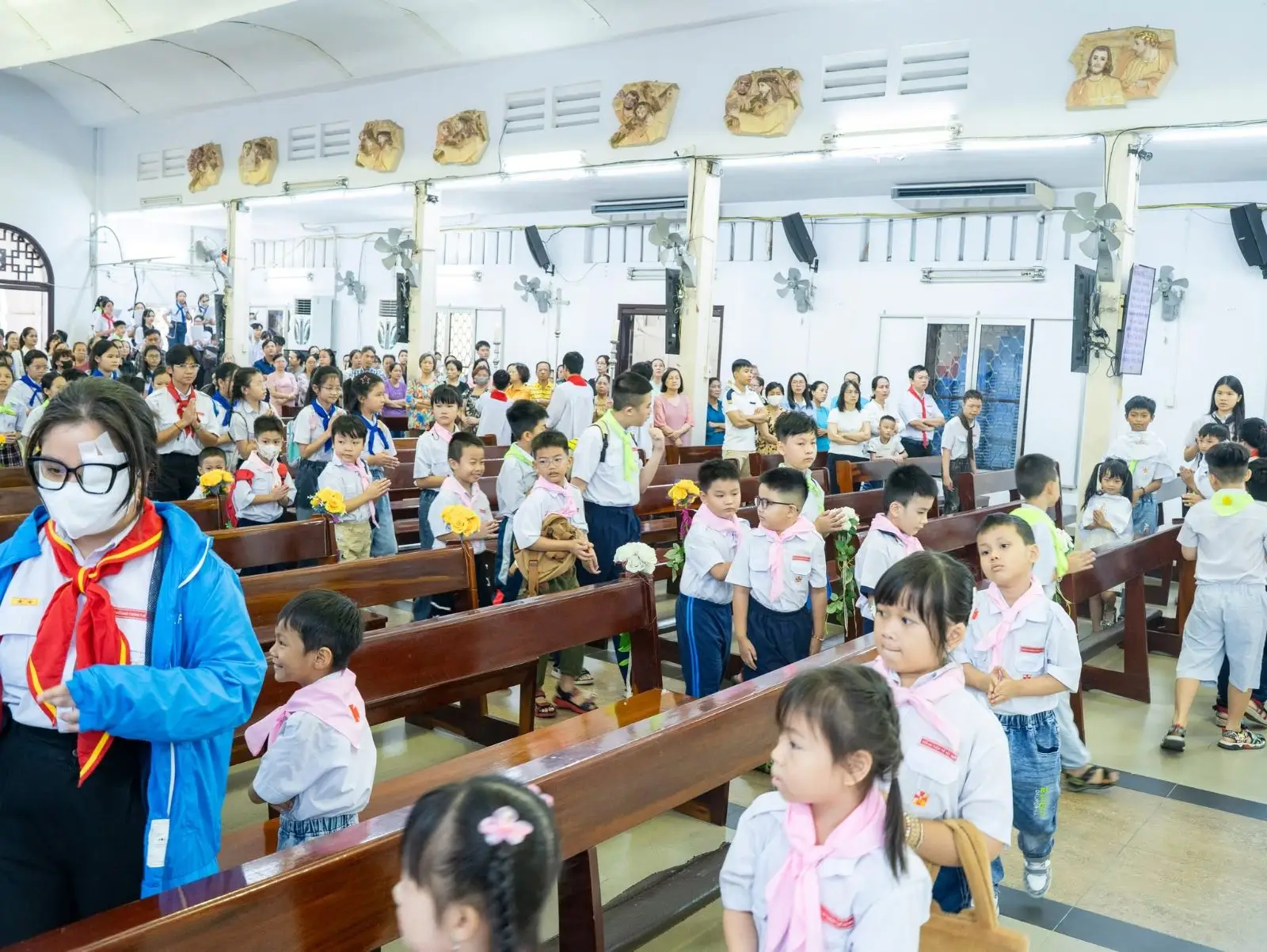 Bế giảng năm học giáo lý và đón 6 thành viên mới gia nhập Ngôi nhà Thiếu Nhi 23 Bế giảng năm học giáo lý và đón 6 thành viên mới gia nhập Ngôi nhà Thiếu Nhi - ảnh 22