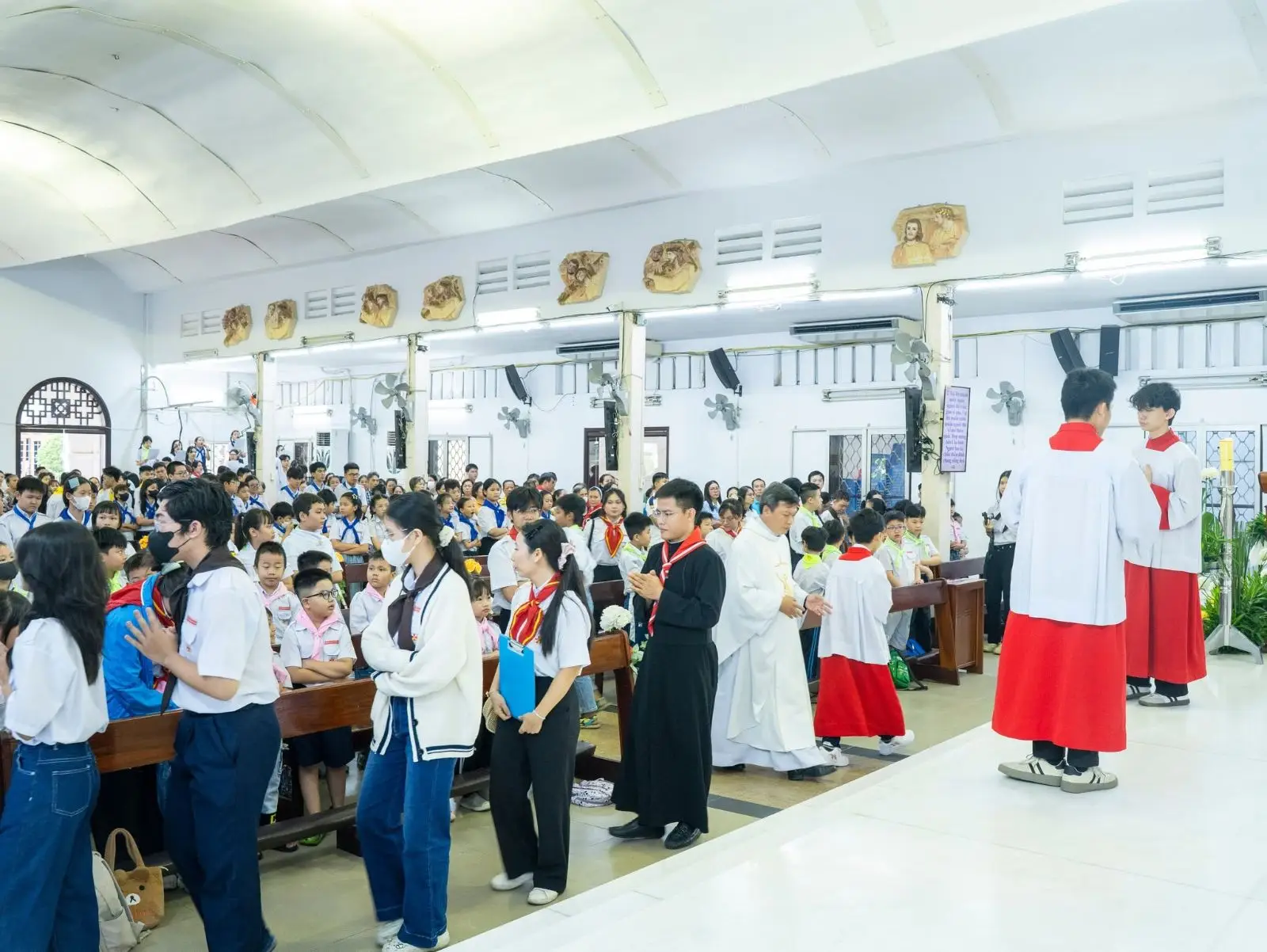 Bế giảng năm học giáo lý và đón 6 thành viên mới gia nhập Ngôi nhà Thiếu Nhi 27 Bế giảng năm học giáo lý và đón 6 thành viên mới gia nhập Ngôi nhà Thiếu Nhi - ảnh 26