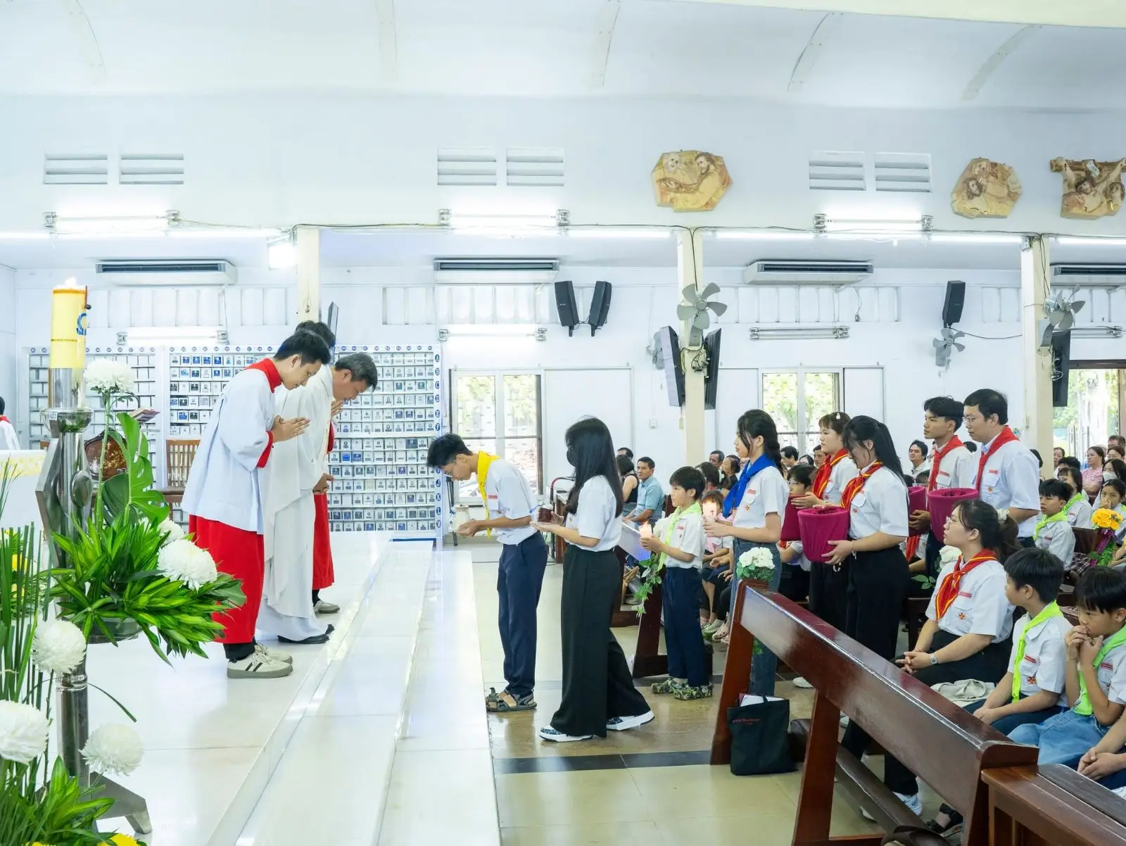 Bế giảng năm học giáo lý và đón 6 thành viên mới gia nhập Ngôi nhà Thiếu Nhi 44 Bế giảng năm học giáo lý và đón 6 thành viên mới gia nhập Ngôi nhà Thiếu Nhi - ảnh 43