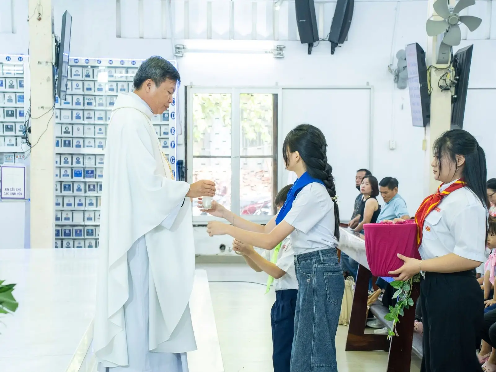 Bế giảng năm học giáo lý và đón 6 thành viên mới gia nhập Ngôi nhà Thiếu Nhi 47 Bế giảng năm học giáo lý và đón 6 thành viên mới gia nhập Ngôi nhà Thiếu Nhi - ảnh 46