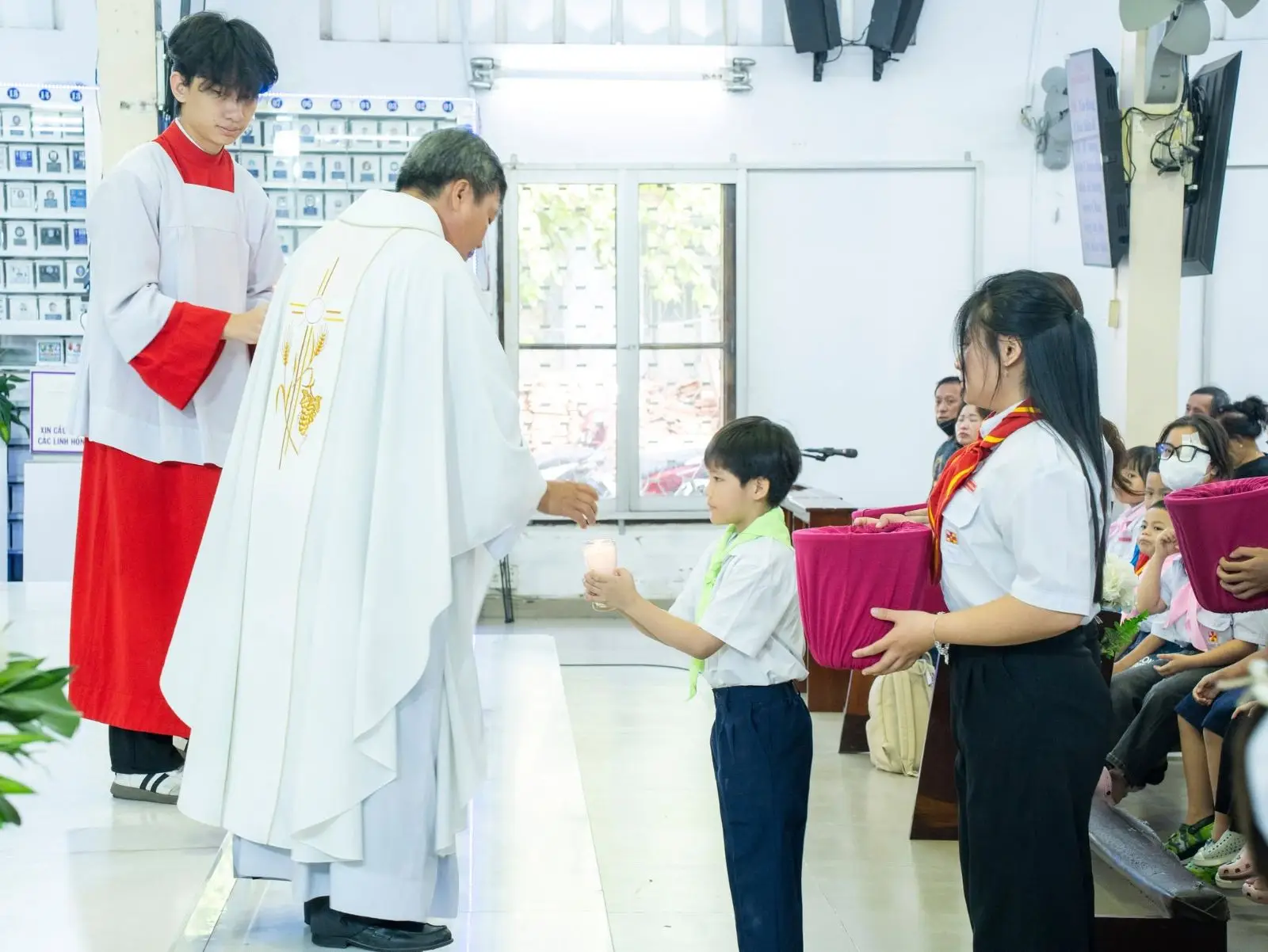 Bế giảng năm học giáo lý và đón 6 thành viên mới gia nhập Ngôi nhà Thiếu Nhi 48 Bế giảng năm học giáo lý và đón 6 thành viên mới gia nhập Ngôi nhà Thiếu Nhi - ảnh 47