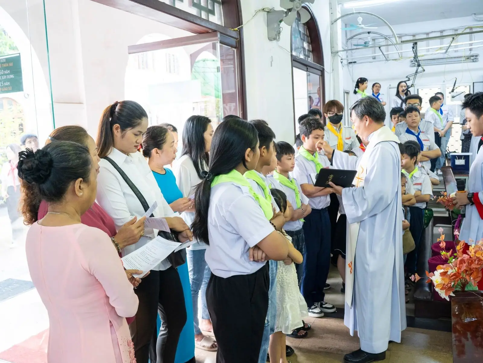 Bế giảng năm học giáo lý và đón 6 thành viên mới gia nhập Ngôi nhà Thiếu Nhi 6 Bế giảng năm học giáo lý và đón 6 thành viên mới gia nhập Ngôi nhà Thiếu Nhi - ảnh 5