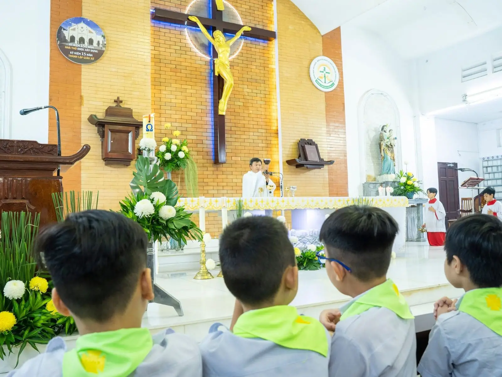 Bế giảng năm học giáo lý và đón 6 thành viên mới gia nhập Ngôi nhà Thiếu Nhi 52 Bế giảng năm học giáo lý và đón 6 thành viên mới gia nhập Ngôi nhà Thiếu Nhi - ảnh 51