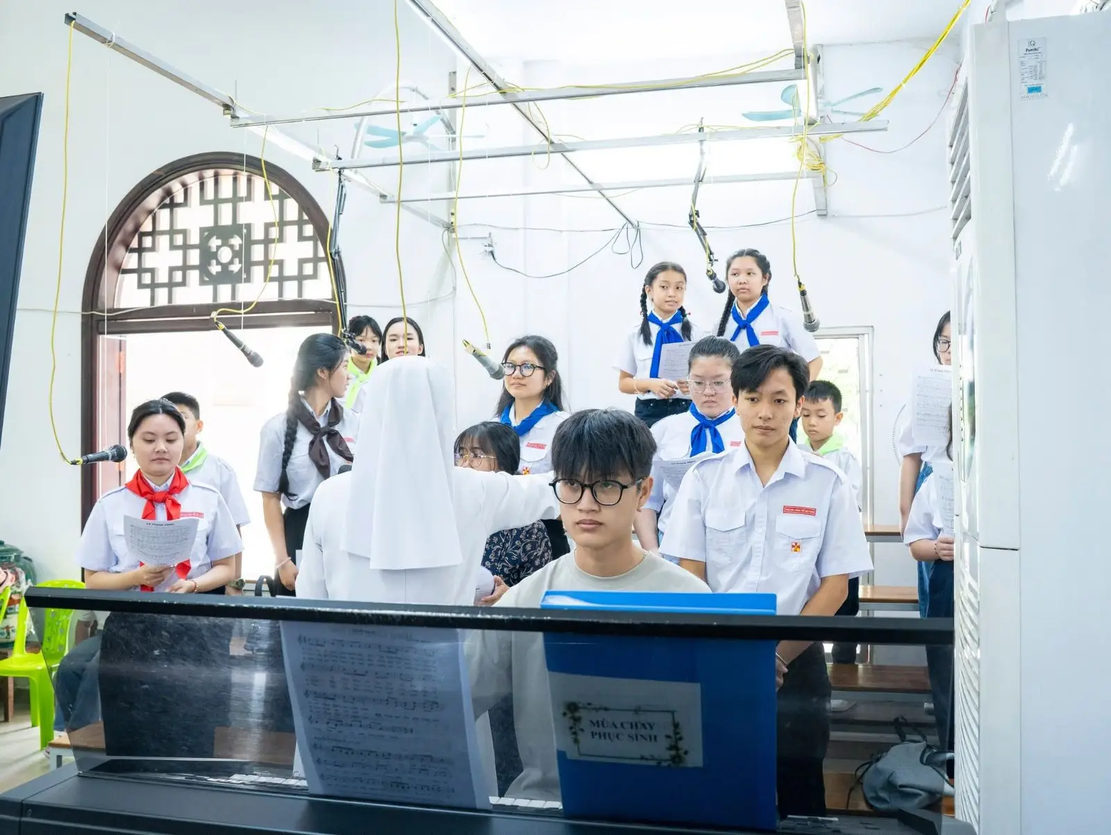 Bế giảng năm học giáo lý và đón 6 thành viên mới gia nhập Ngôi nhà Thiếu Nhi 54 Bế giảng năm học giáo lý và đón 6 thành viên mới gia nhập Ngôi nhà Thiếu Nhi - ảnh 53