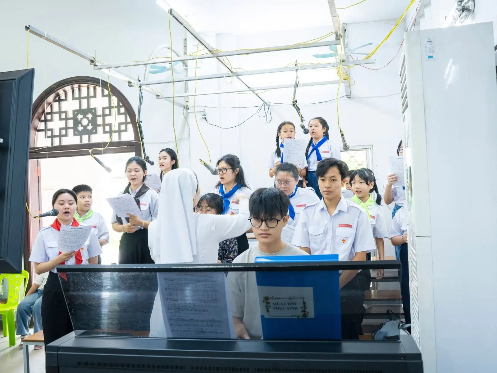 Bế giảng năm học giáo lý và đón 6 thành viên mới gia nhập Ngôi nhà Thiếu Nhi 55 Bế giảng năm học giáo lý và đón 6 thành viên mới gia nhập Ngôi nhà Thiếu Nhi - ảnh 54