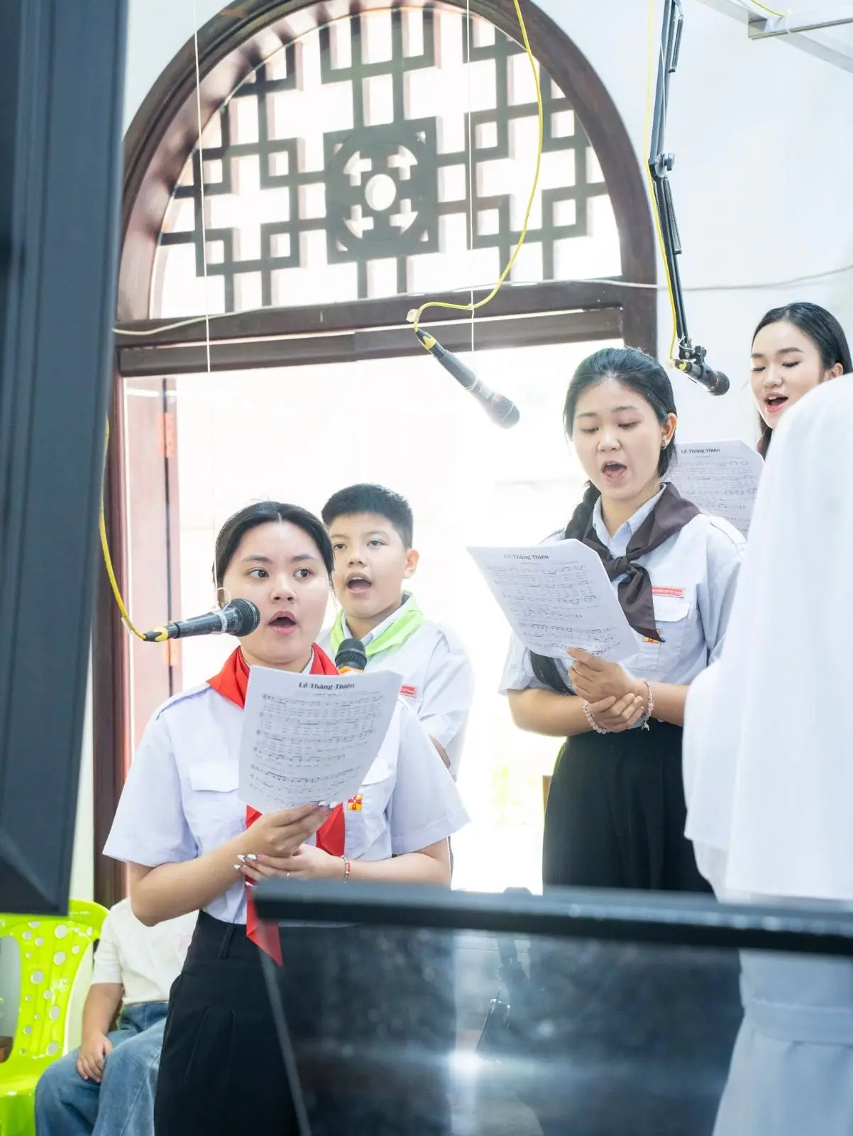 Bế giảng năm học giáo lý và đón 6 thành viên mới gia nhập Ngôi nhà Thiếu Nhi 56 Bế giảng năm học giáo lý và đón 6 thành viên mới gia nhập Ngôi nhà Thiếu Nhi - ảnh 55