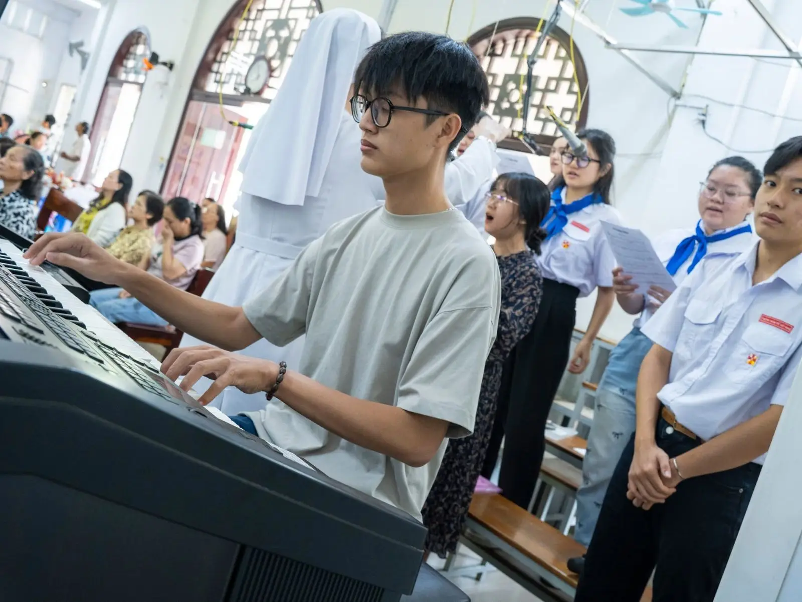 Bế giảng năm học giáo lý và đón 6 thành viên mới gia nhập Ngôi nhà Thiếu Nhi 58 Bế giảng năm học giáo lý và đón 6 thành viên mới gia nhập Ngôi nhà Thiếu Nhi - ảnh 57