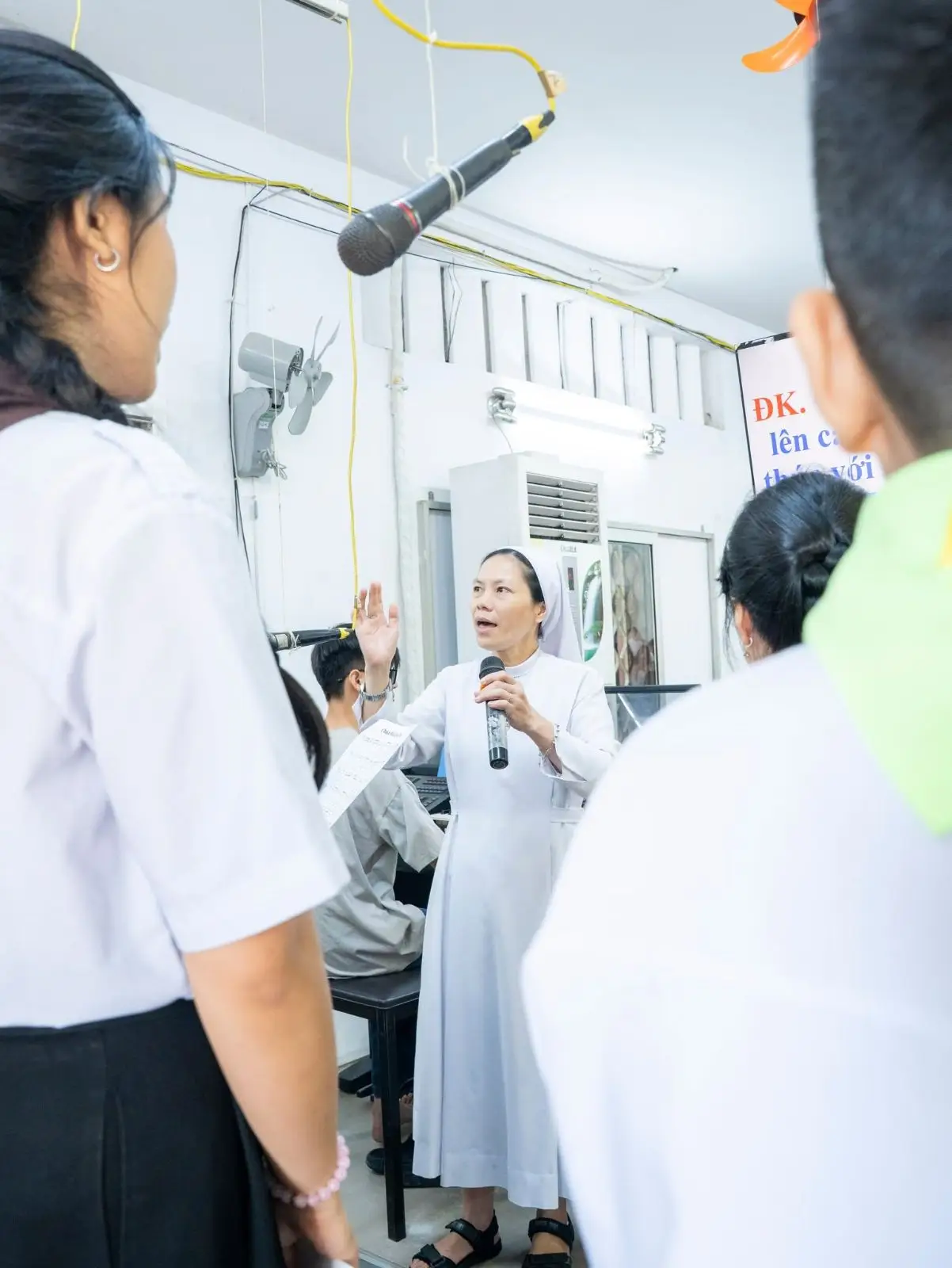 Bế giảng năm học giáo lý và đón 6 thành viên mới gia nhập Ngôi nhà Thiếu Nhi 66 Bế giảng năm học giáo lý và đón 6 thành viên mới gia nhập Ngôi nhà Thiếu Nhi - ảnh 65