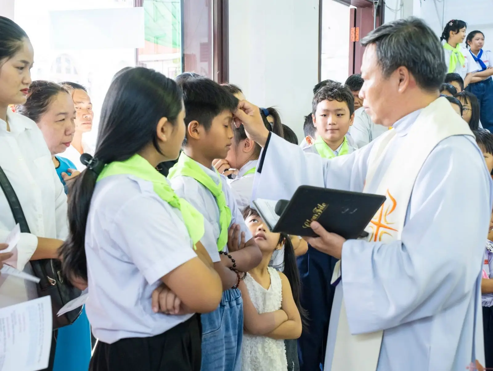 Bế giảng năm học giáo lý và đón 6 thành viên mới gia nhập Ngôi nhà Thiếu Nhi 8 Bế giảng năm học giáo lý và đón 6 thành viên mới gia nhập Ngôi nhà Thiếu Nhi - ảnh 7