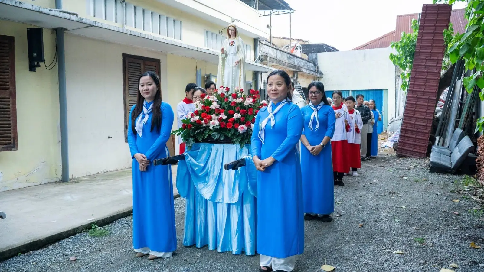 Bế mạc tháng Hoa kính Đức Mẹ và mầu nhiệm tình yêu Chúa Ba Ngôi - ảnh 1