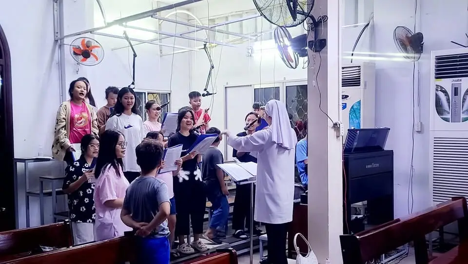 Ca đoàn Thiên Thần tập hát đến gần 9 giờ tối để chào đón năm học mới - ảnh 1