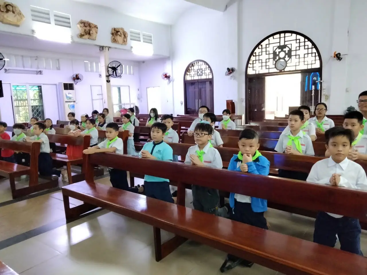 Các em thiếu nhi tham gia nghi thức Xưng tội lần đầu tại Giáo xứ Thánh Martino - ảnh 1