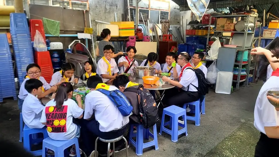 Canteen nhà thờ phục vụ bữa sáng cho các em học sinh giáo lý - ảnh 1