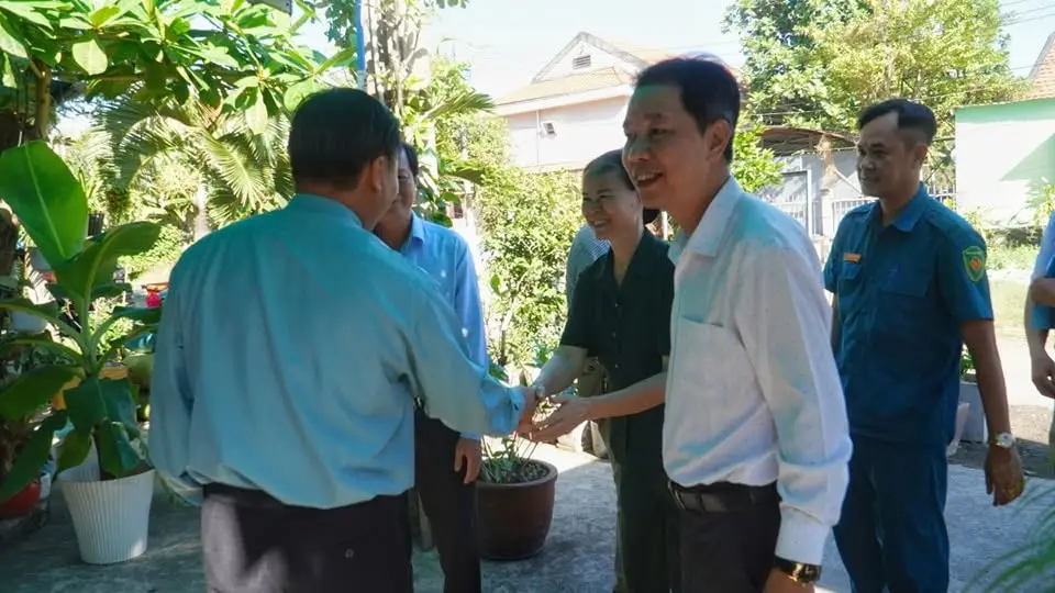 Cơ quan đại diện phường 17 thăm và chúc mừng Giáng Sinh Cha xứ và HĐMV - ảnh 1