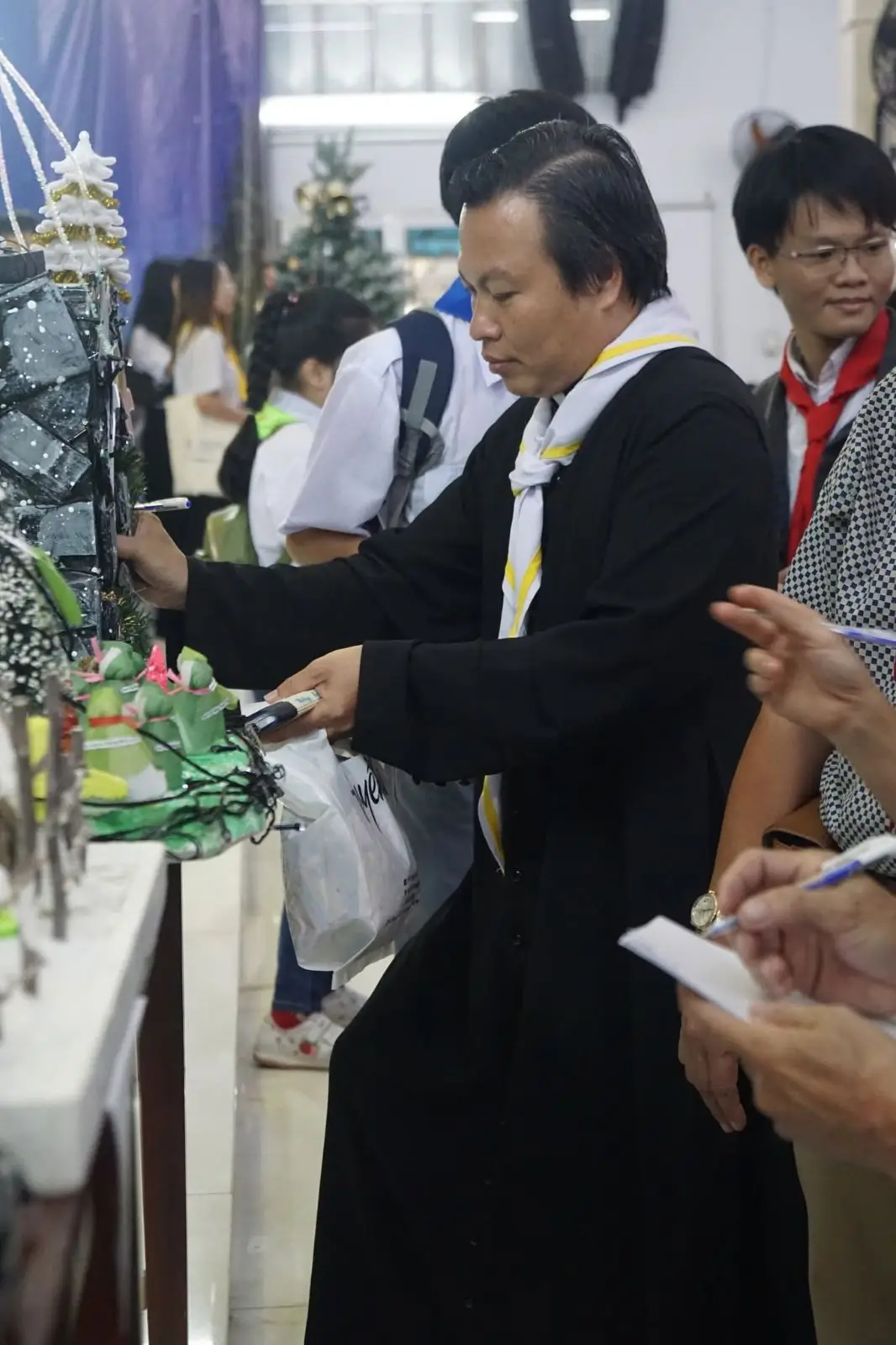 Cuộc thi trang trí hang đá Giáng Sinh 2023 – phần chấm điểm 8 Cuộc thi trang trí hang đá Giáng Sinh 2023 – phần chấm điểm - ảnh 7