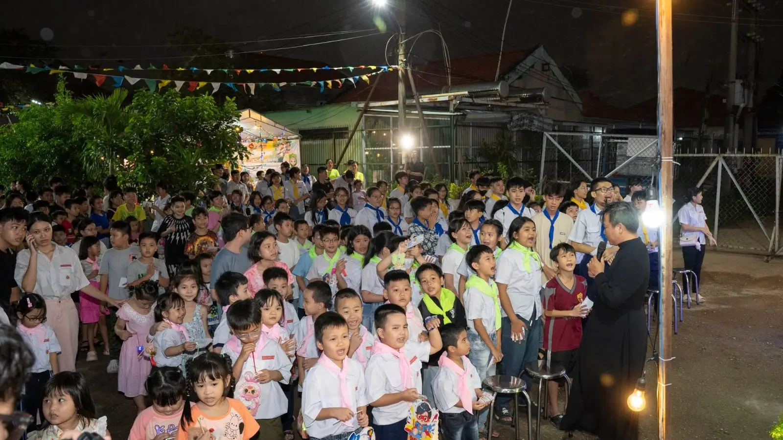 Đêm Trung Thu 2025 của thiếu nhi Giáo xứ Thánh Martino 27 Đêm Trung Thu 2025 của thiếu nhi Giáo xứ Thánh Martino - ảnh 26
