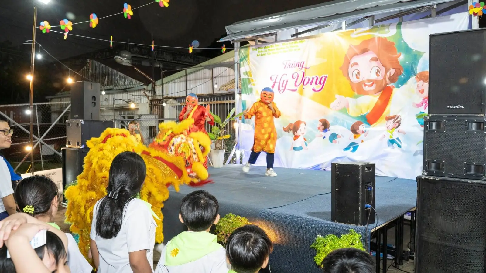 Đêm Trung Thu 2025 của thiếu nhi Giáo xứ Thánh Martino 28 Đêm Trung Thu 2025 của thiếu nhi Giáo xứ Thánh Martino - ảnh 27