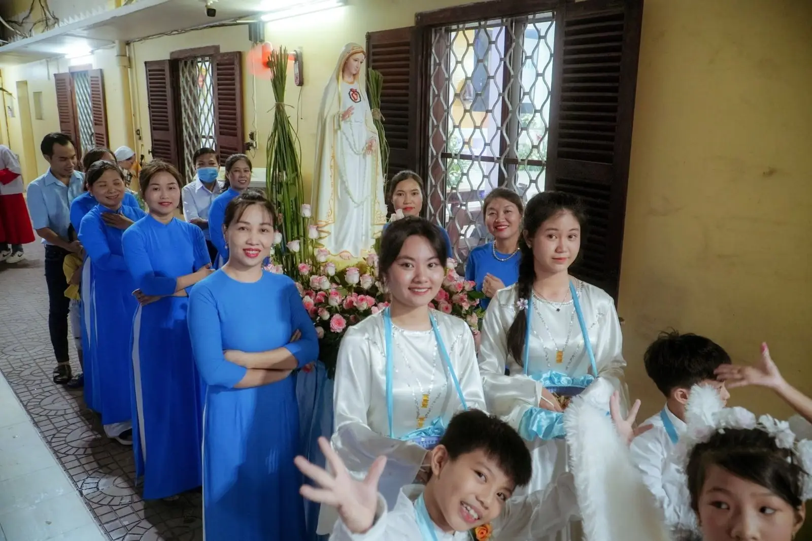 Giã hoa tháng Hoa dâng Mẹ 31.05.2024 tại Giáo xứ Thánh Martino 12 Giã hoa tháng Hoa dâng Mẹ 31.05.2024 tại Giáo xứ Thánh Martino - ảnh 11