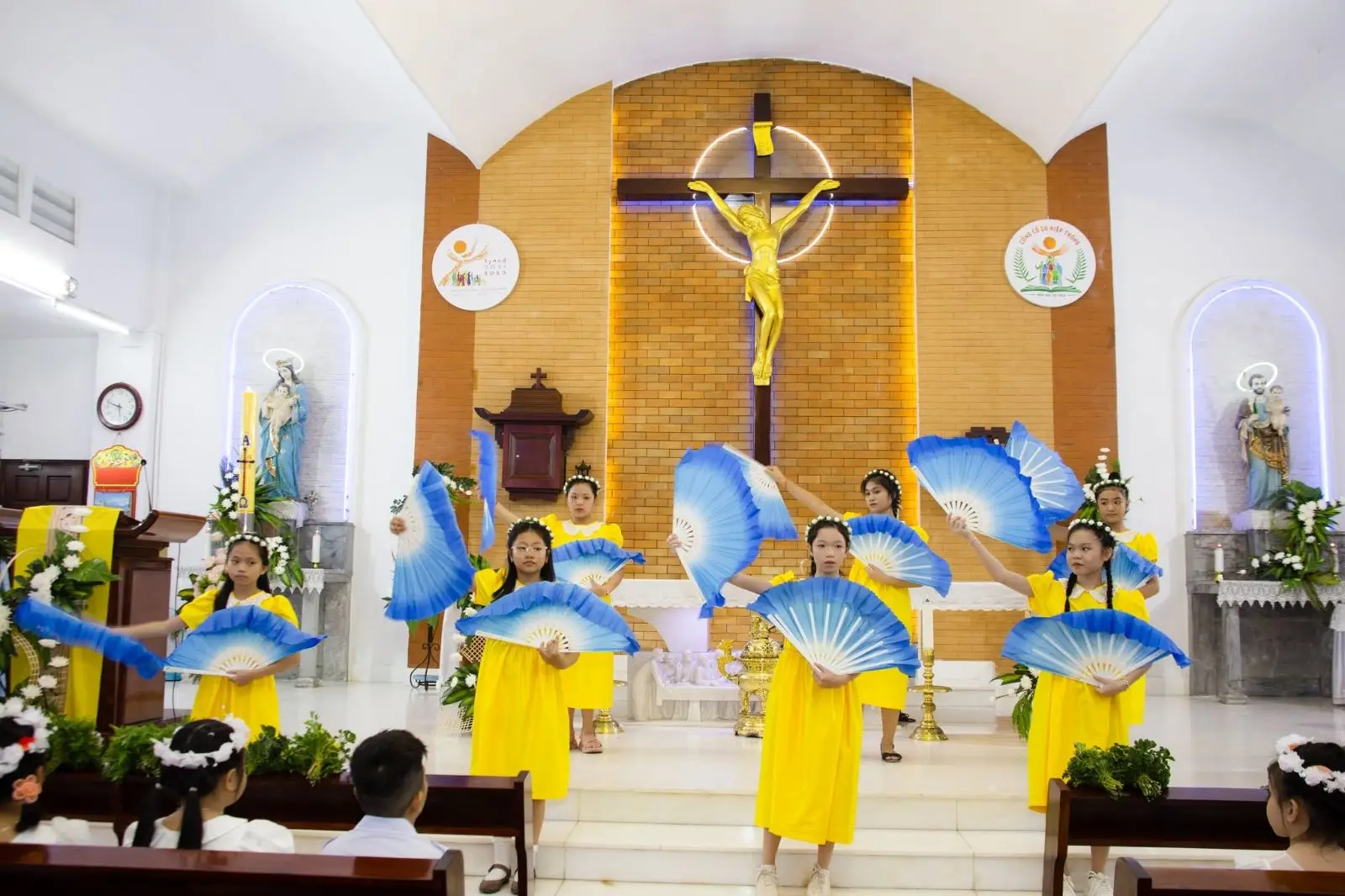 Giáo xứ Thánh Martino múa dâng hoa kính Đức Mẹ tháng Hoa - ảnh 1