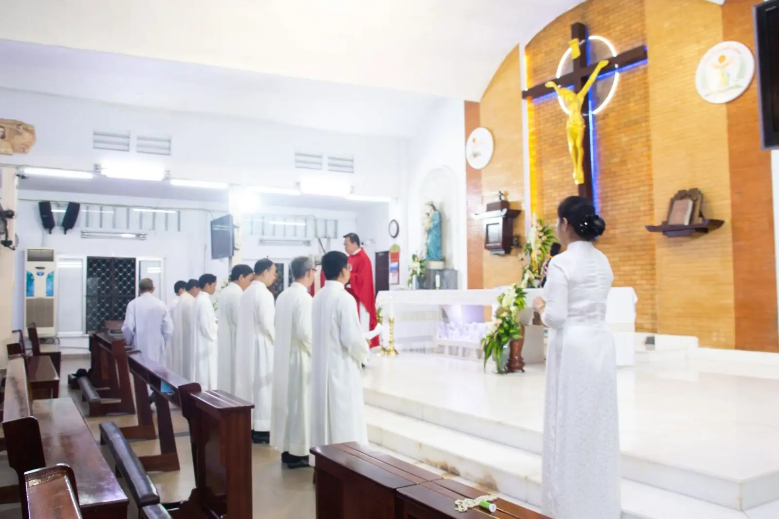 Giáo xứ Thánh Martino mừng lễ hai Thánh Simon và Giuđa, trao tác vụ Thừa tác viên Thánh Thể - ảnh 1