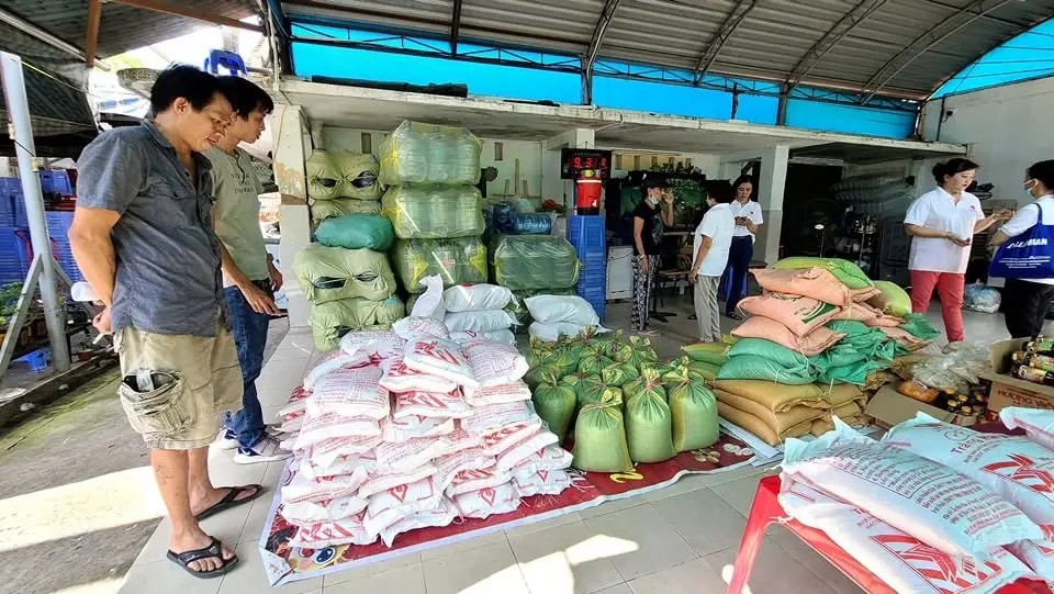 Giáo xứ trao 105 phần quà cho các hộ nghèo trong tháng 8/2023 - ảnh 1