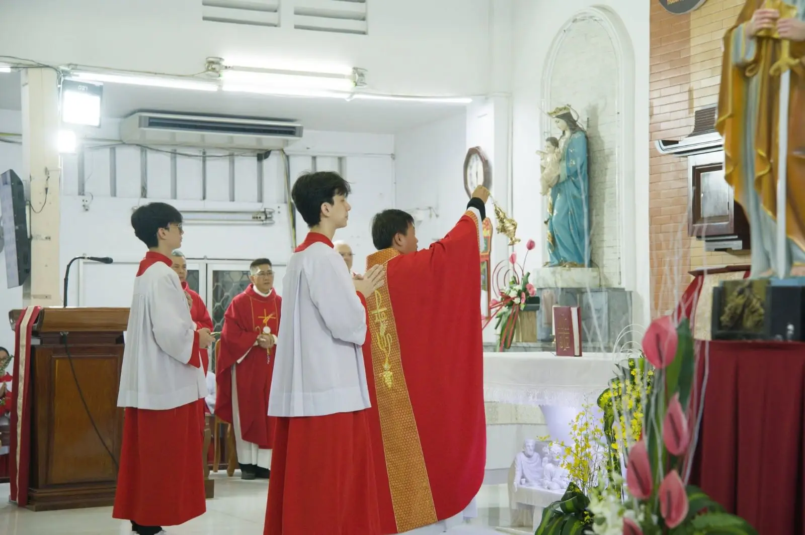 Hai cột trụ đức tin và chiếc chìa khóa của lòng vị tha tại Giáo xứ Thánh Martino 20 Hai cột trụ đức tin và chiếc chìa khóa của lòng vị tha tại Giáo xứ Thánh Martino - ảnh 19
