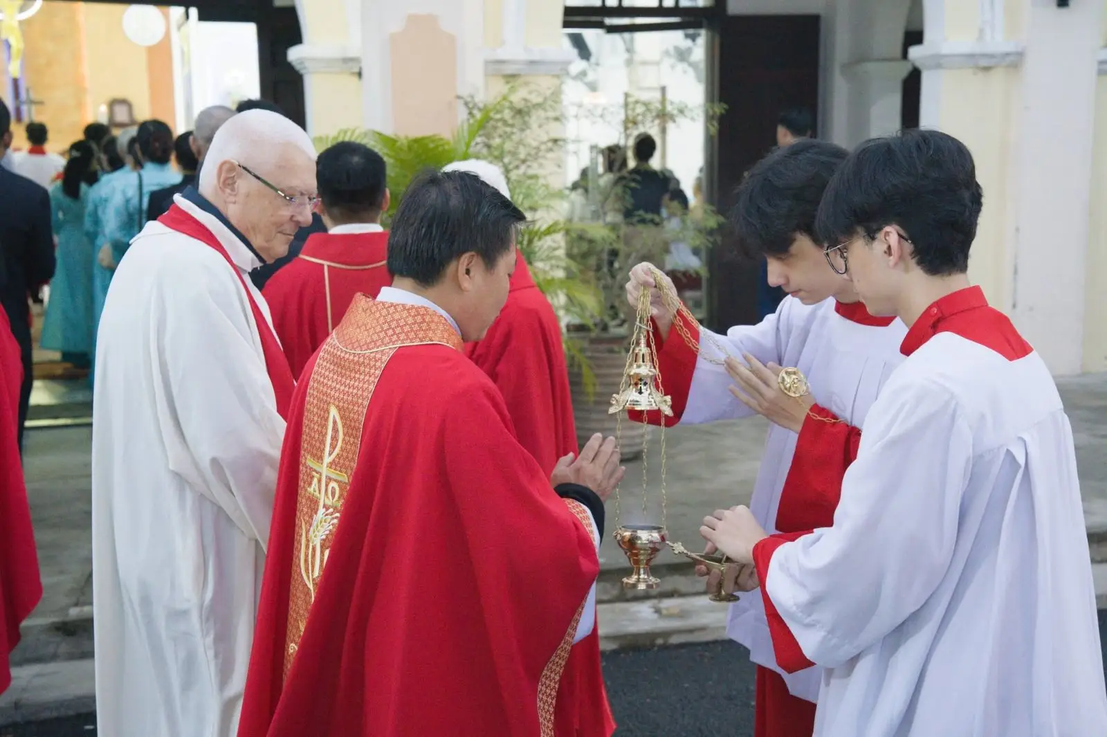 Hai cột trụ đức tin và chiếc chìa khóa của lòng vị tha tại Giáo xứ Thánh Martino 3 Hai cột trụ đức tin và chiếc chìa khóa của lòng vị tha tại Giáo xứ Thánh Martino - ảnh 2