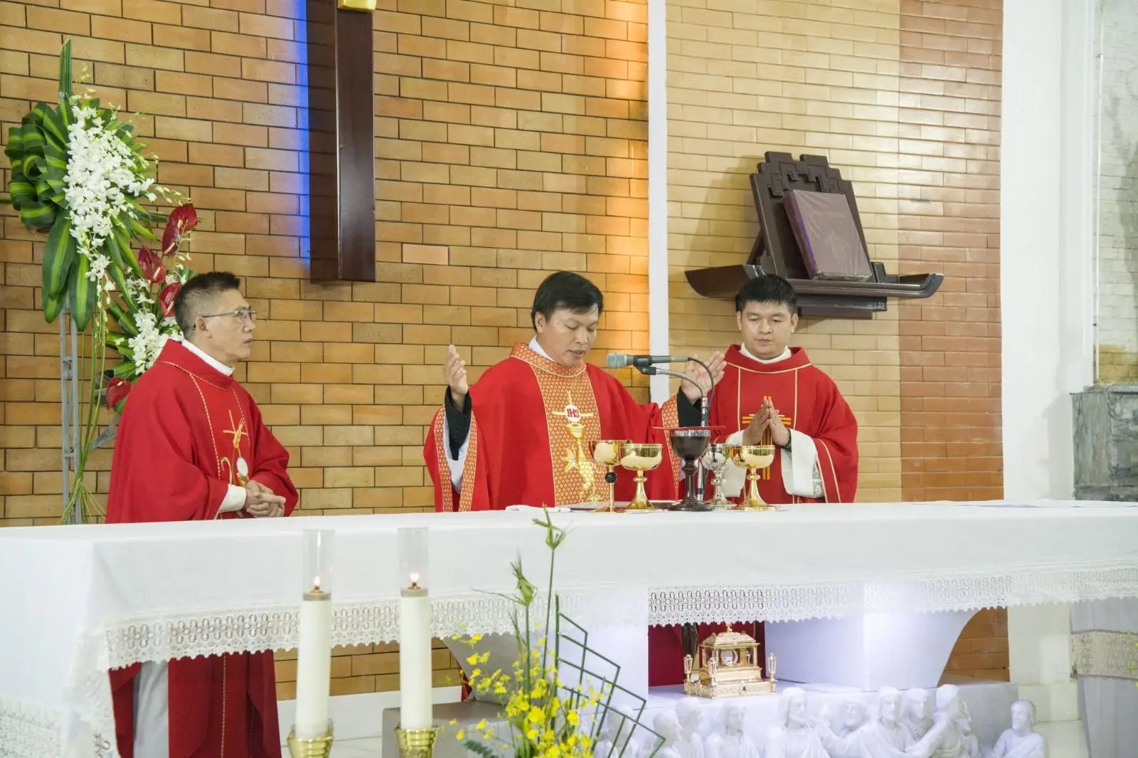 Hai cột trụ đức tin và chiếc chìa khóa của lòng vị tha tại Giáo xứ Thánh Martino 42 Hai cột trụ đức tin và chiếc chìa khóa của lòng vị tha tại Giáo xứ Thánh Martino - ảnh 41
