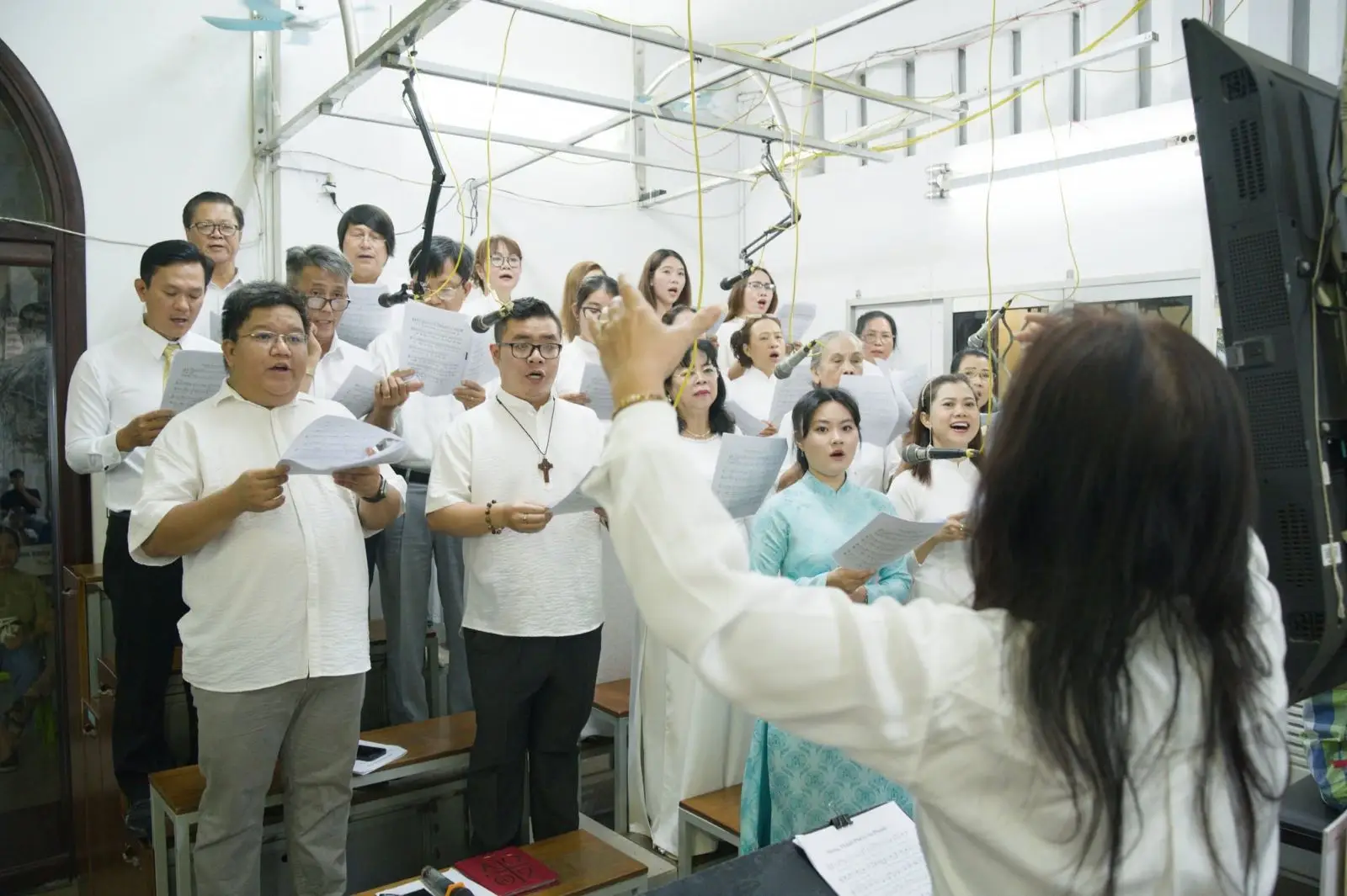 Hai cột trụ đức tin và chiếc chìa khóa của lòng vị tha tại Giáo xứ Thánh Martino 54 Hai cột trụ đức tin và chiếc chìa khóa của lòng vị tha tại Giáo xứ Thánh Martino - ảnh 53