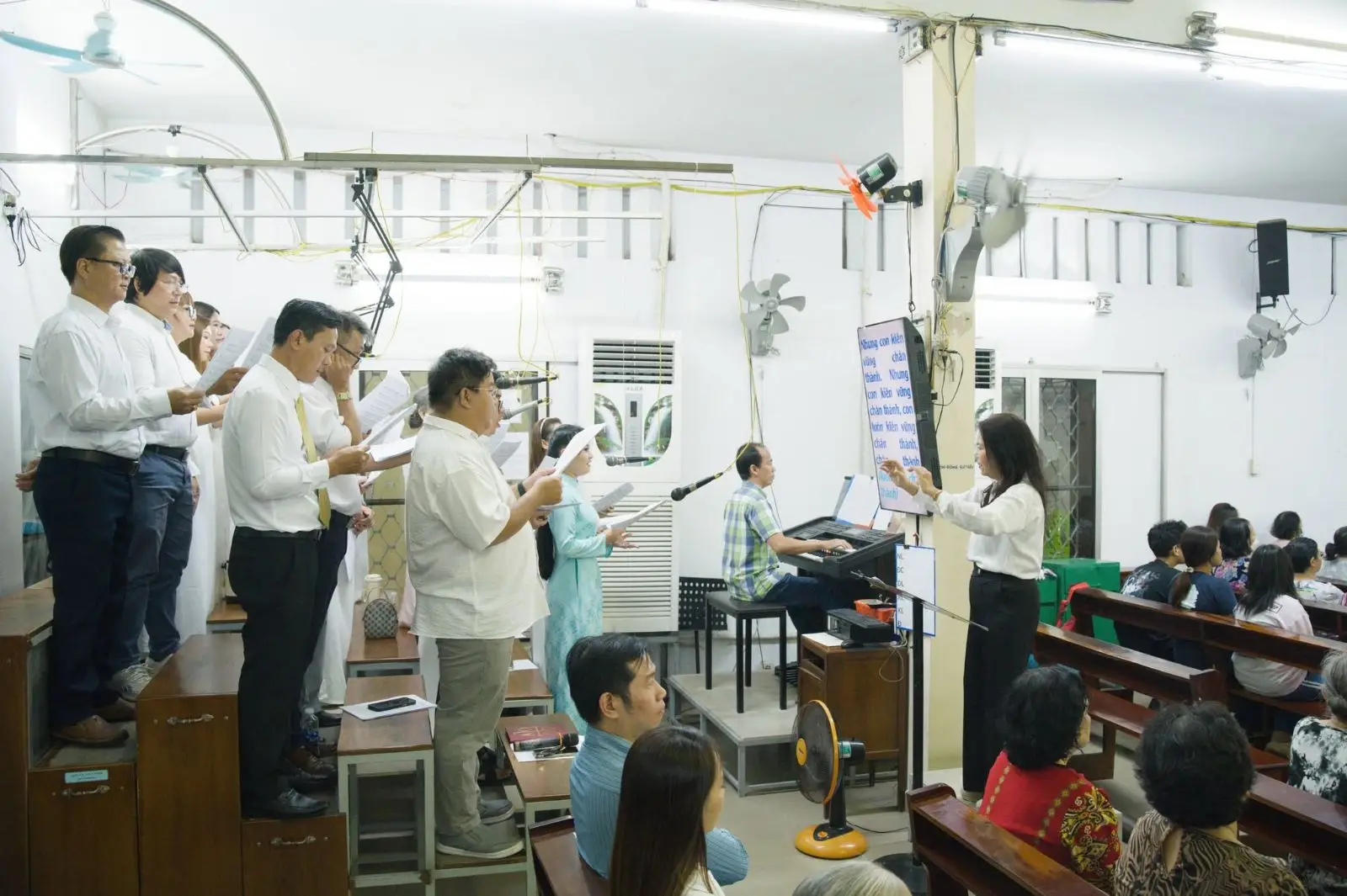 Hai cột trụ đức tin và chiếc chìa khóa của lòng vị tha tại Giáo xứ Thánh Martino 62 Hai cột trụ đức tin và chiếc chìa khóa của lòng vị tha tại Giáo xứ Thánh Martino - ảnh 61