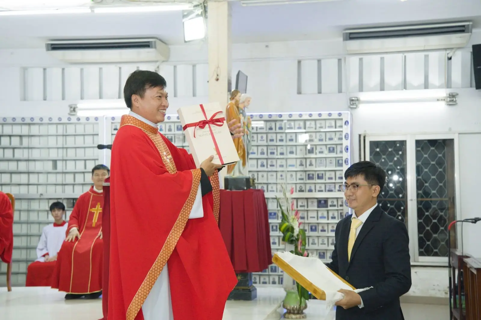 Hai cột trụ đức tin và chiếc chìa khóa của lòng vị tha tại Giáo xứ Thánh Martino 69 Hai cột trụ đức tin và chiếc chìa khóa của lòng vị tha tại Giáo xứ Thánh Martino - ảnh 68