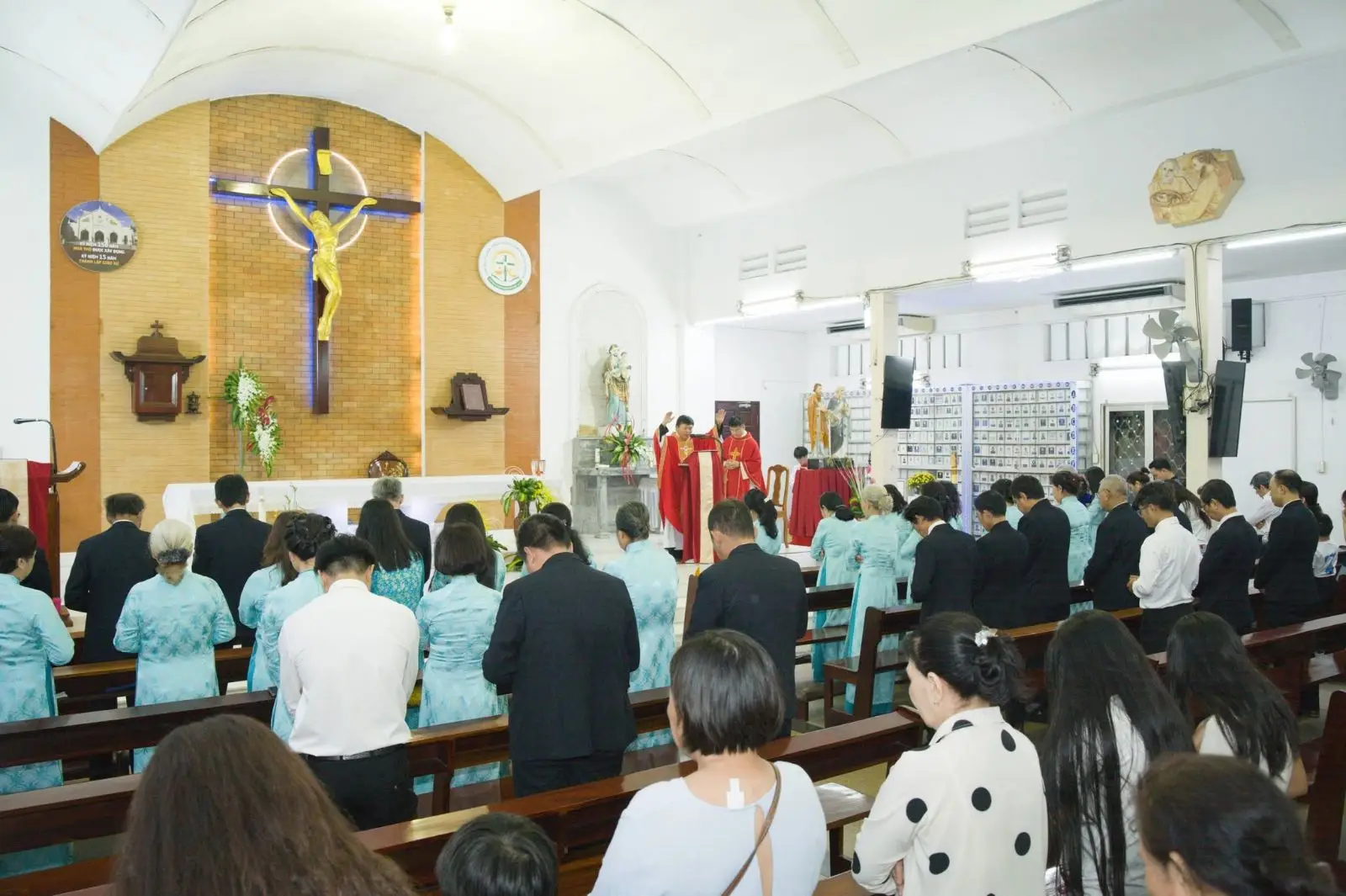 Hai cột trụ đức tin và chiếc chìa khóa của lòng vị tha tại Giáo xứ Thánh Martino 74 Hai cột trụ đức tin và chiếc chìa khóa của lòng vị tha tại Giáo xứ Thánh Martino - ảnh 73