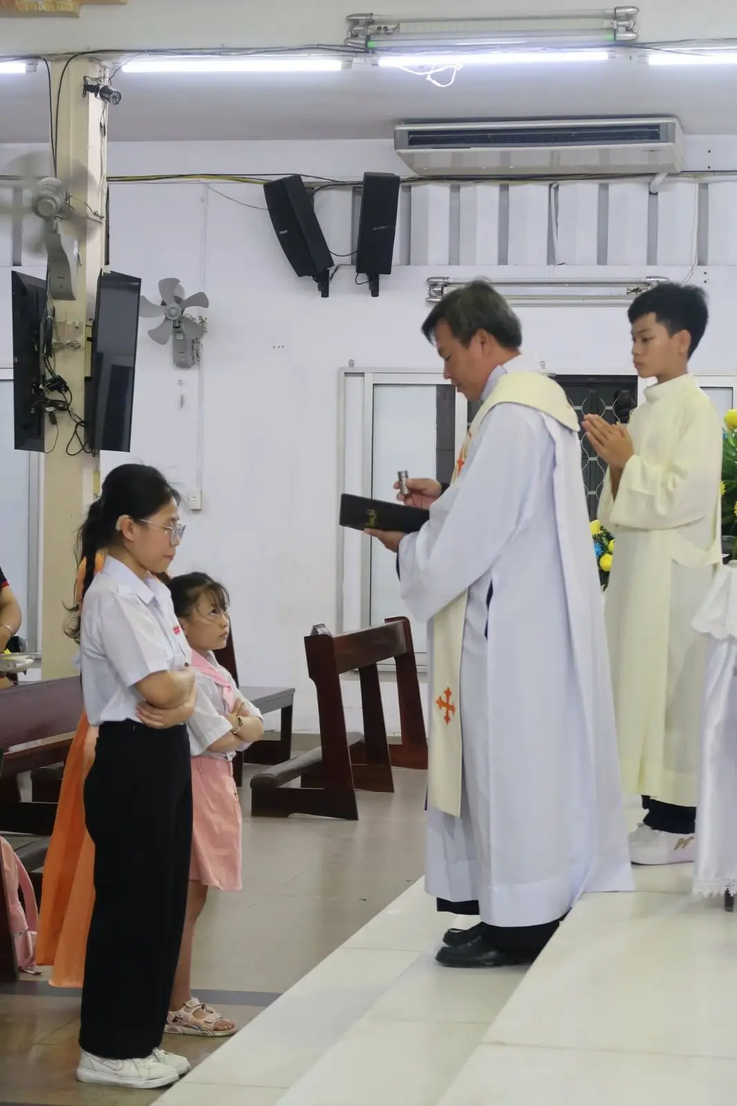 Hai em thiếu nhi lãnh nhận Bí tích Rửa Tội ngày 22/10/2026 - ảnh 6