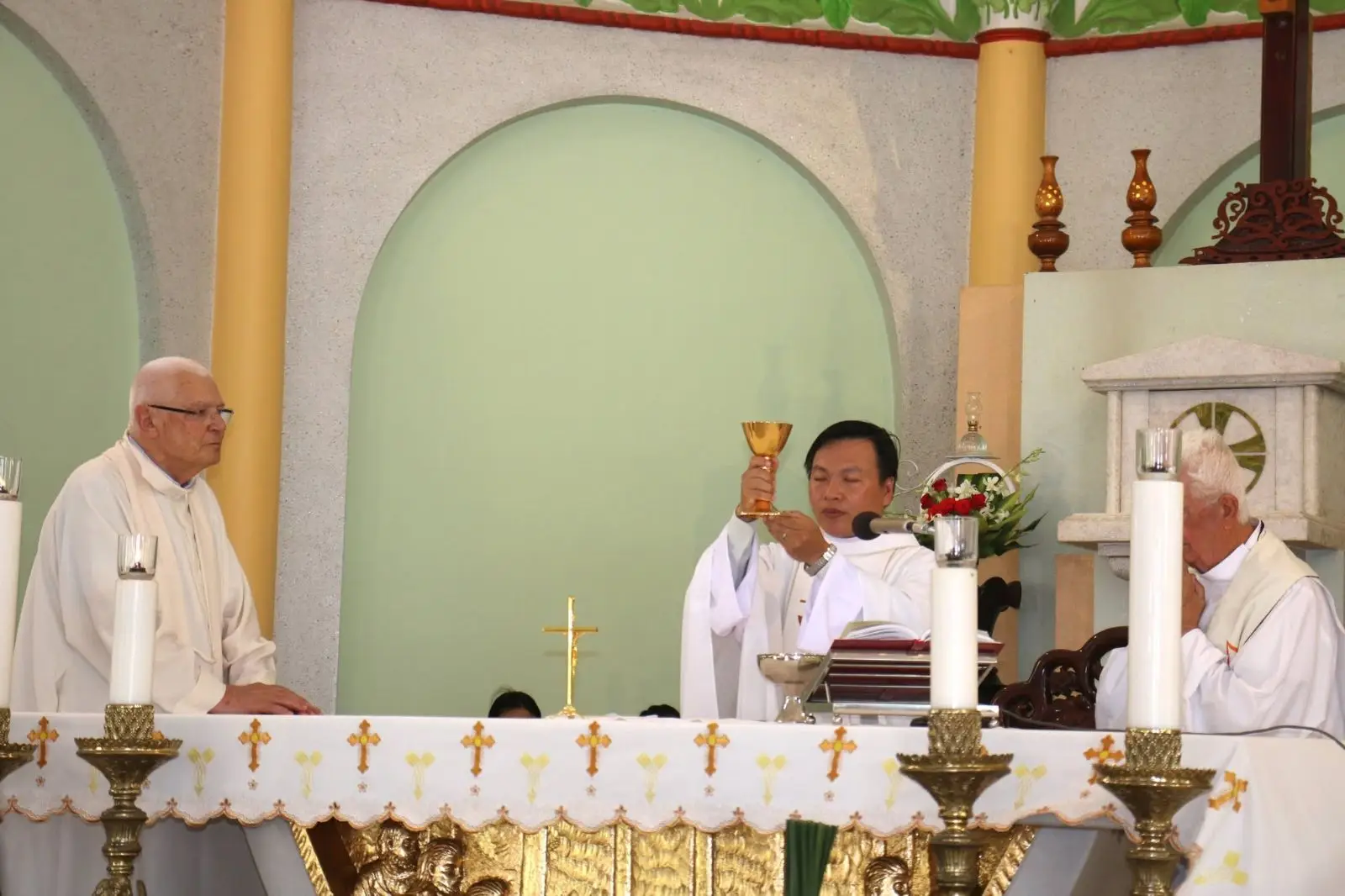 Hành hương Đức Mẹ La Mã Bến Tre: điểm dừng chân đầu tiên của đoàn Giáo xứ Thánh Martino 28 Hành hương Đức Mẹ La Mã Bến Tre: điểm dừng chân đầu tiên của đoàn Giáo xứ Thánh Martino - ảnh 27