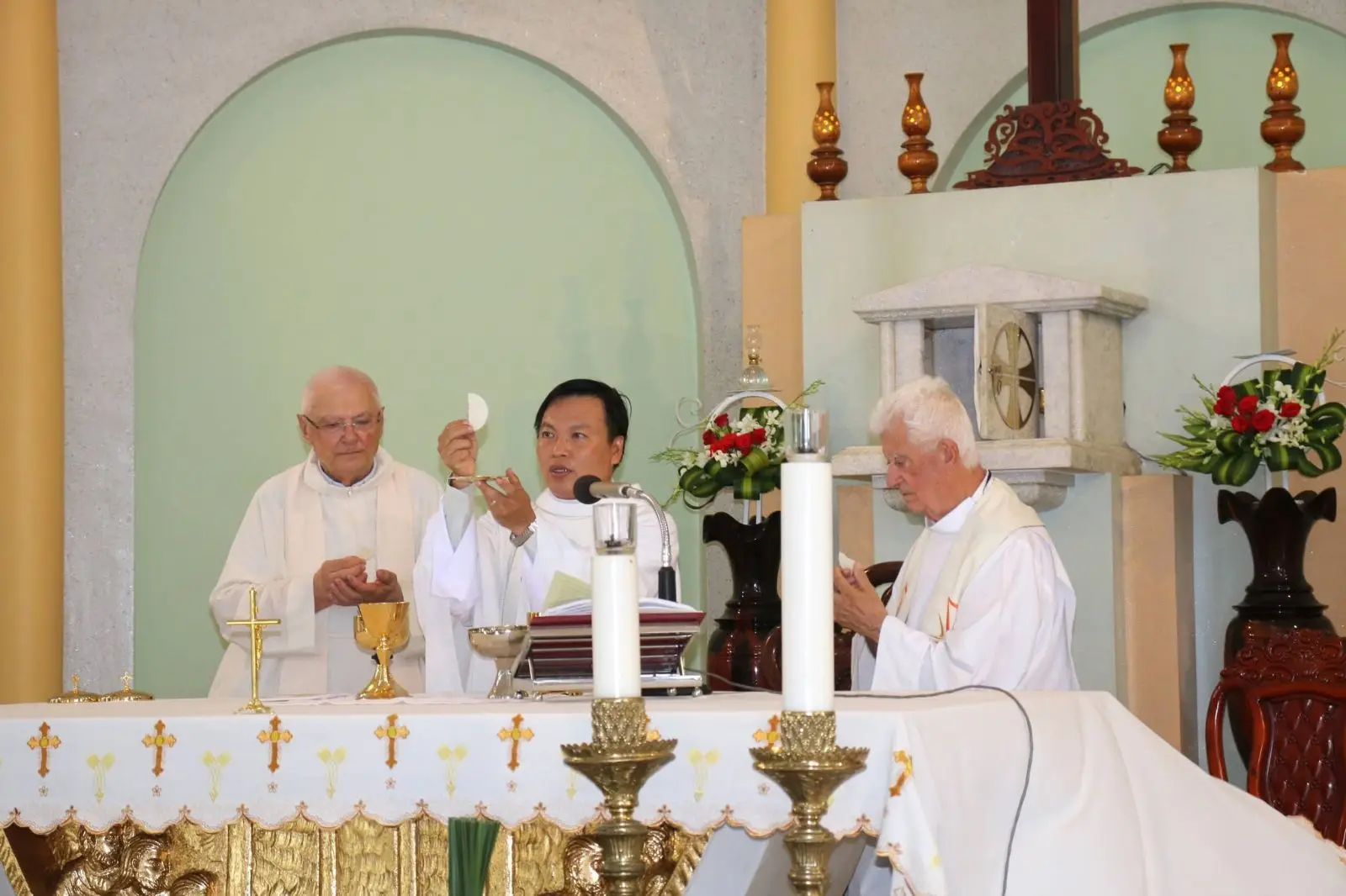 Hành hương Đức Mẹ La Mã Bến Tre: điểm dừng chân đầu tiên của đoàn Giáo xứ Thánh Martino 29 Hành hương Đức Mẹ La Mã Bến Tre: điểm dừng chân đầu tiên của đoàn Giáo xứ Thánh Martino - ảnh 28