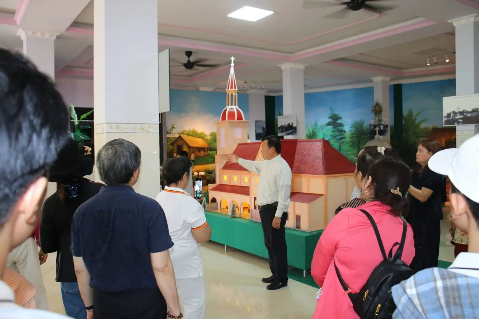 Hành hương Đức Mẹ La Mã Bến Tre: điểm dừng chân đầu tiên của đoàn Giáo xứ Thánh Martino 5 Hành hương Đức Mẹ La Mã Bến Tre: điểm dừng chân đầu tiên của đoàn Giáo xứ Thánh Martino - ảnh 4