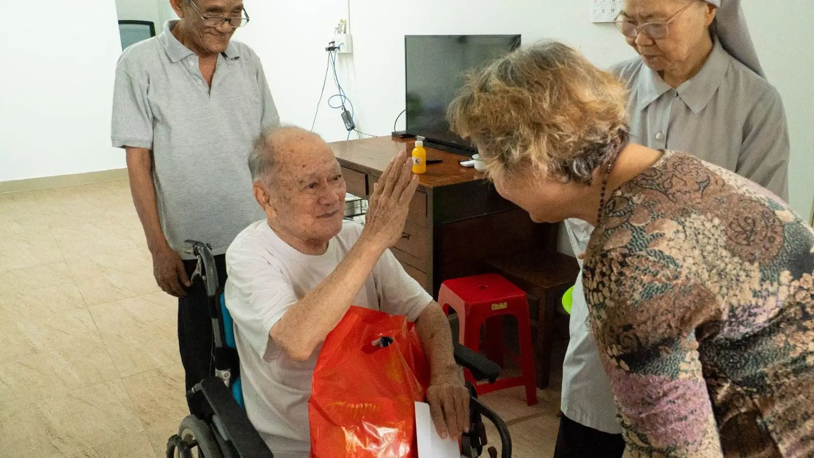 Hành hương lòng Chúa thương xót ngày 26.04.2025 của giáo dân Giáo xứ Thánh Martino 12 Hành hương lòng Chúa thương xót ngày 26.04.2025 của giáo dân Giáo xứ Thánh Martino - ảnh 11